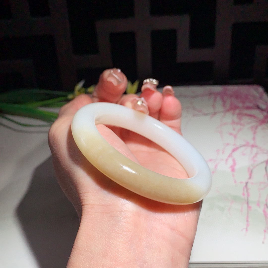 和田玉53.5圈口且末糖手镯！玉质细腻油润 底色纯净 无裂无黑 脂粉好，品质高。