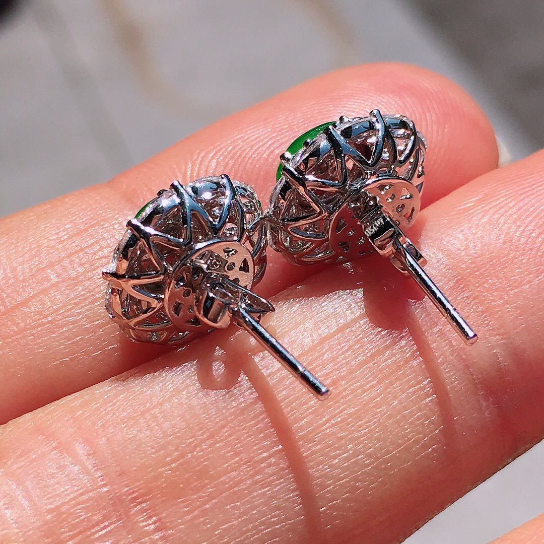 阳绿蛋面耳钉，色泽均匀艳丽，玉质细腻，荧光感超
强，饱满圆润，尽显优雅气质，18k
金豪华镶嵌