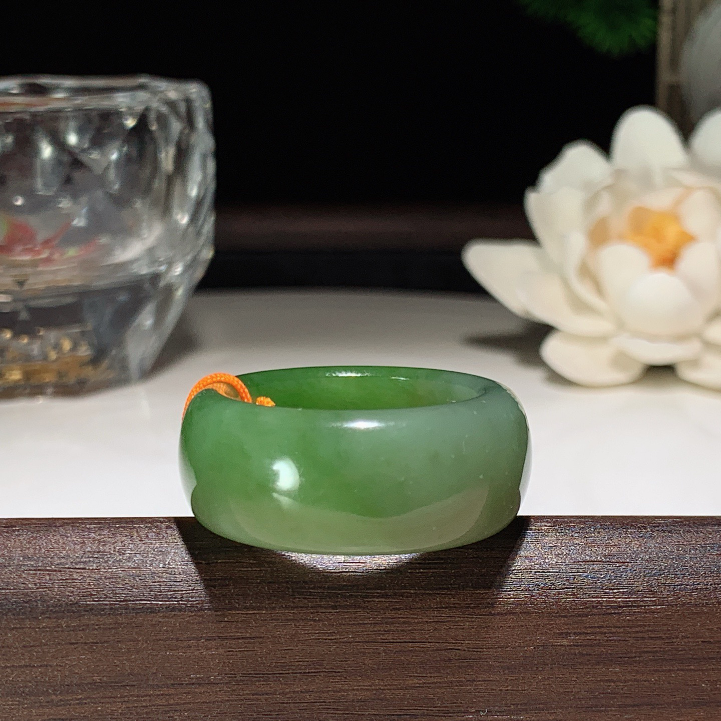 和田玉阳绿俄罗斯碧玉扳指挂件。内径23尺寸12/5重13.5克。玉质细腻油润。手推出油。佩戴高端典雅