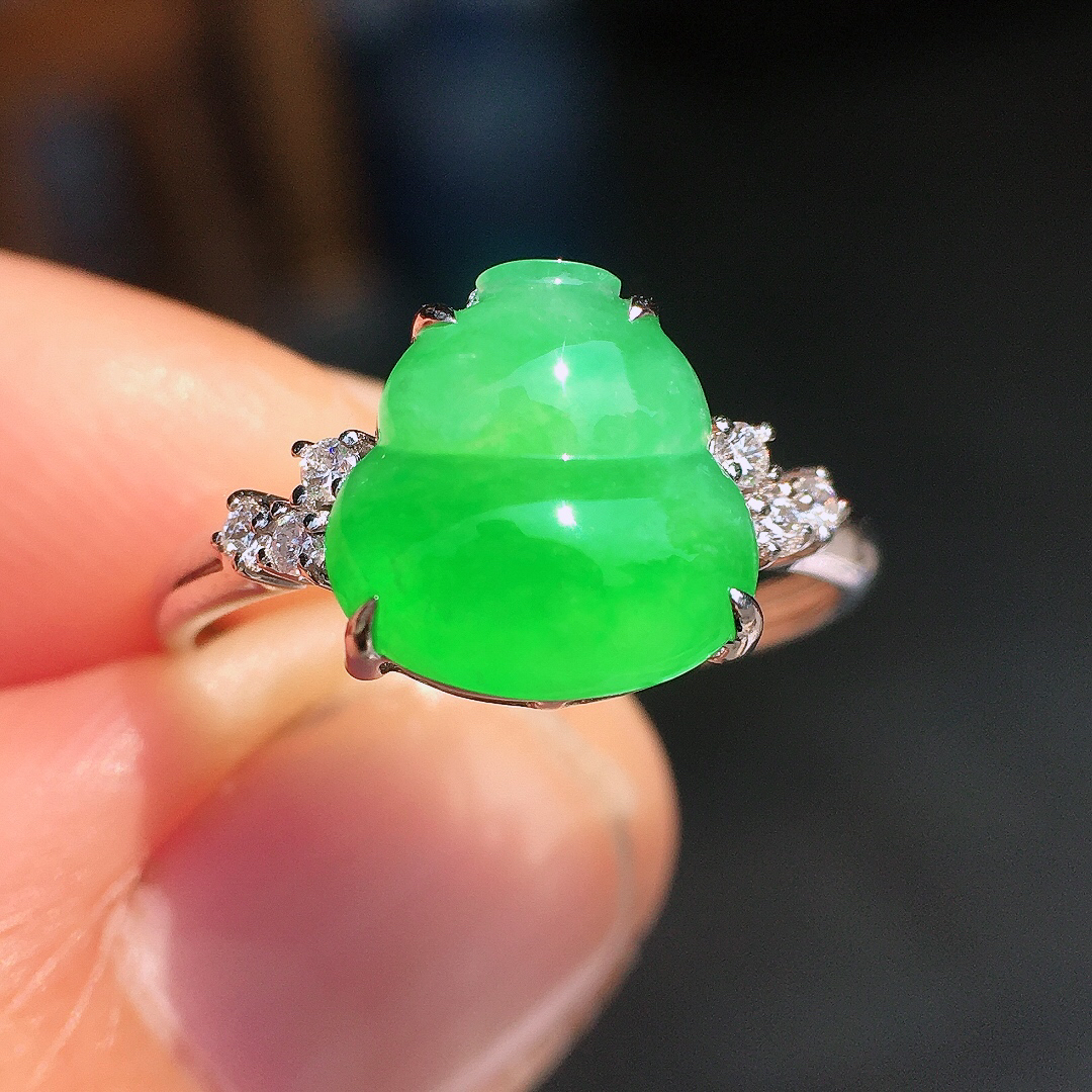 阳绿葫芦戒指，色泽均匀艳丽，玉质细腻，荧光感超
强，饱满圆润，尽显优雅气质，18k
金豪华镶嵌
