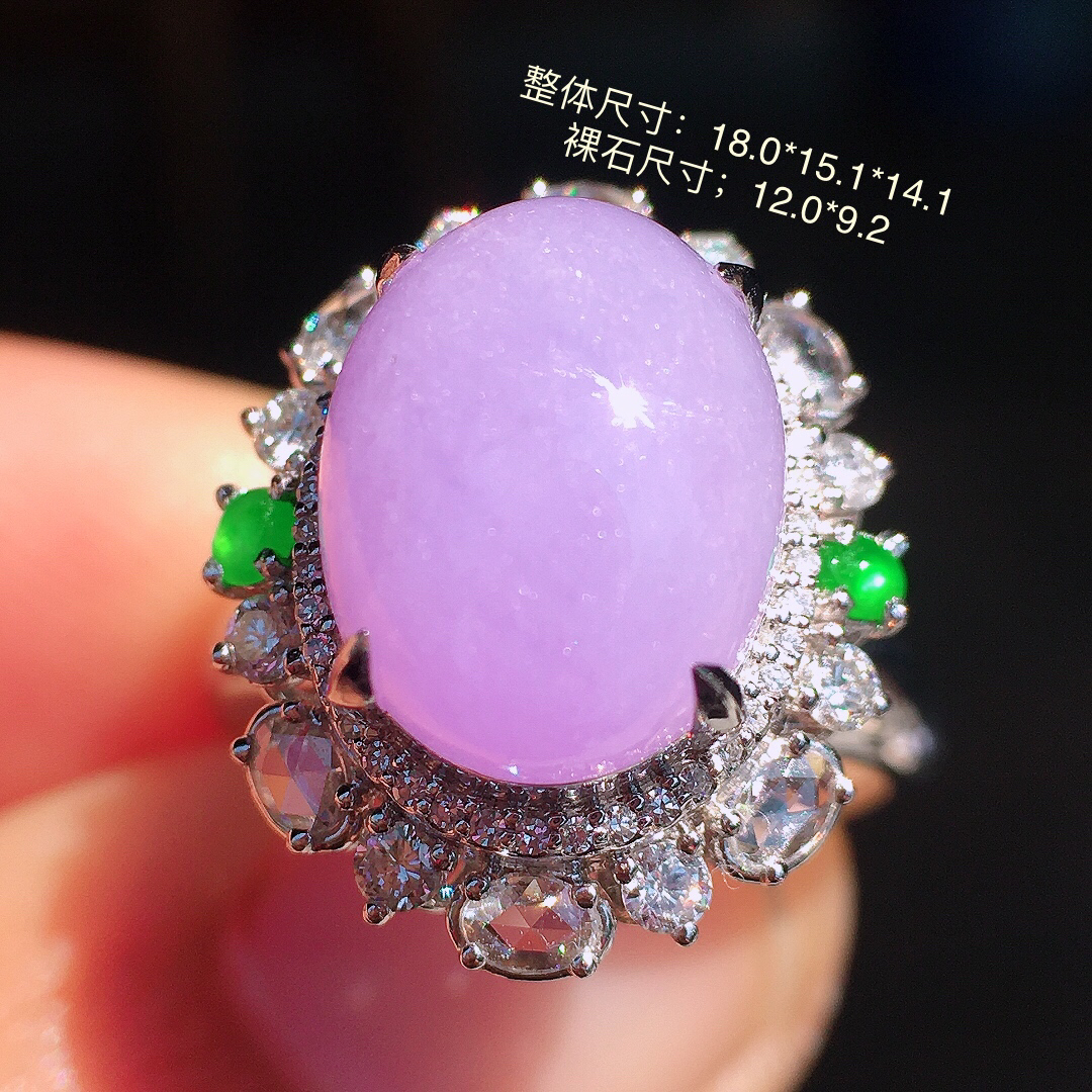 紫罗兰蛋面戒指/吊坠两用款，色泽均匀艳丽，玉质细腻，荧光感超
强，饱满圆润，尽显优雅气质，18k
金豪华镶嵌