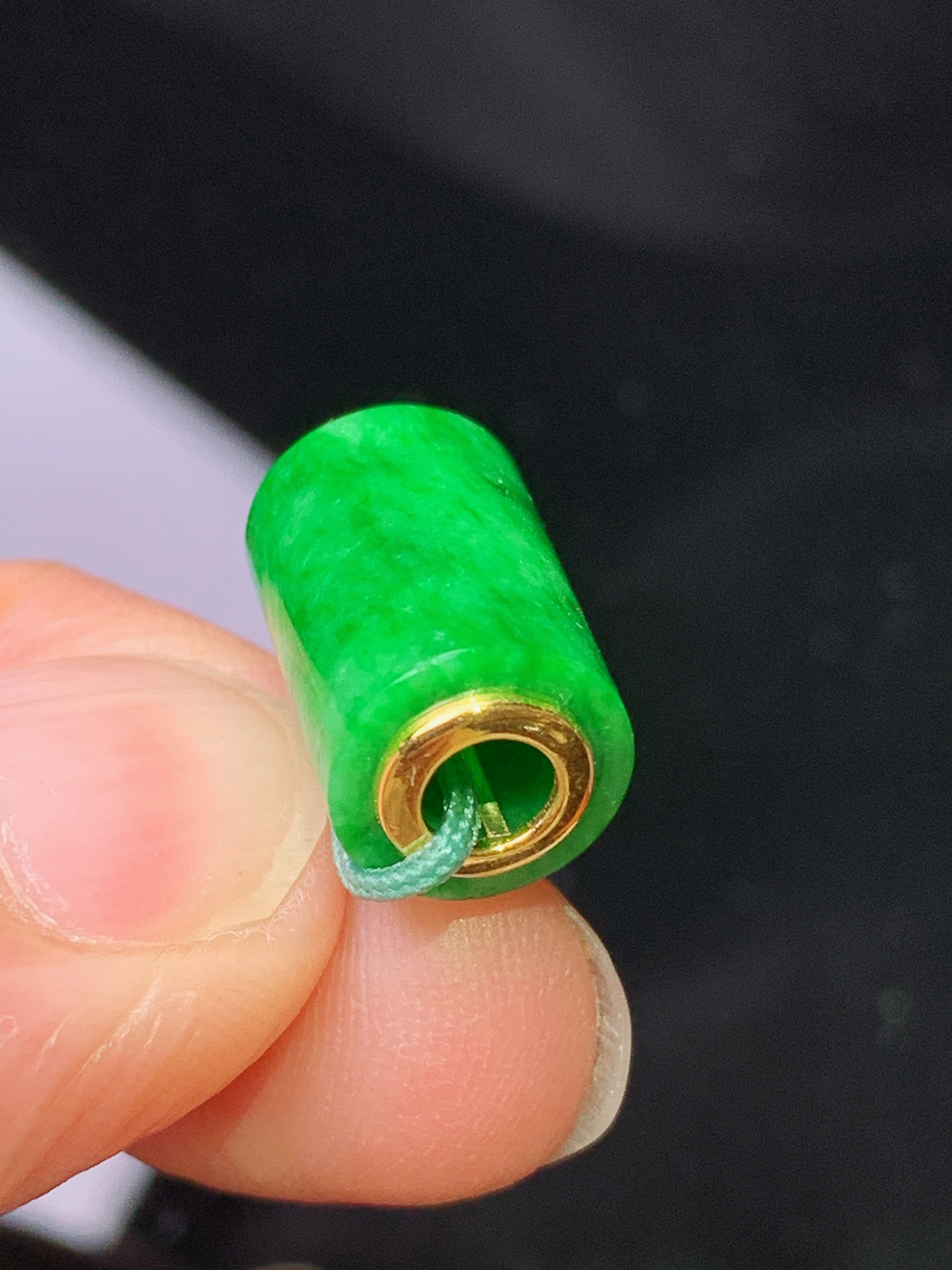 18k金镶嵌翠绿路路通吊坠 玉质细腻 色泽艳丽清新 水润亮眼 整体尺寸12.5*12.5*8.5