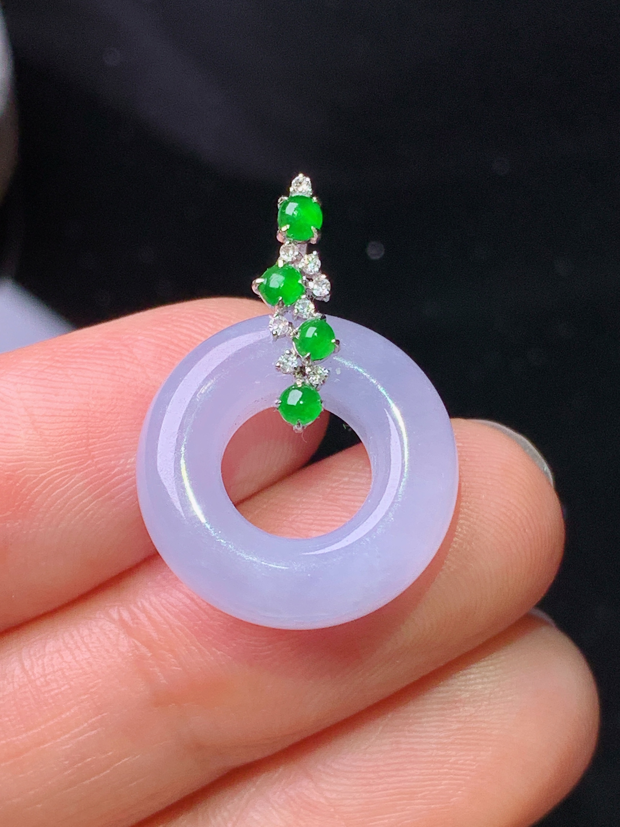 18k金钻镶嵌紫罗兰平安环吊坠 玉质细腻 色泽艳丽清新 水润亮眼 整体尺寸24.3*17*5.5b1