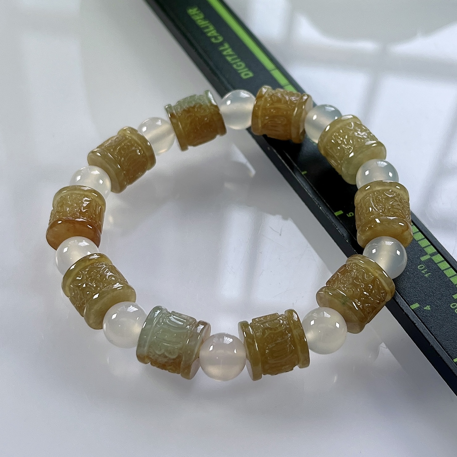 缅甸天然翡翠A货，冰种起胶黄翡冰黄六字箴言路路通手串手链，尺寸取一：高10.5直径10mm/10颗，重量31.92g，白色珠为普通材质。