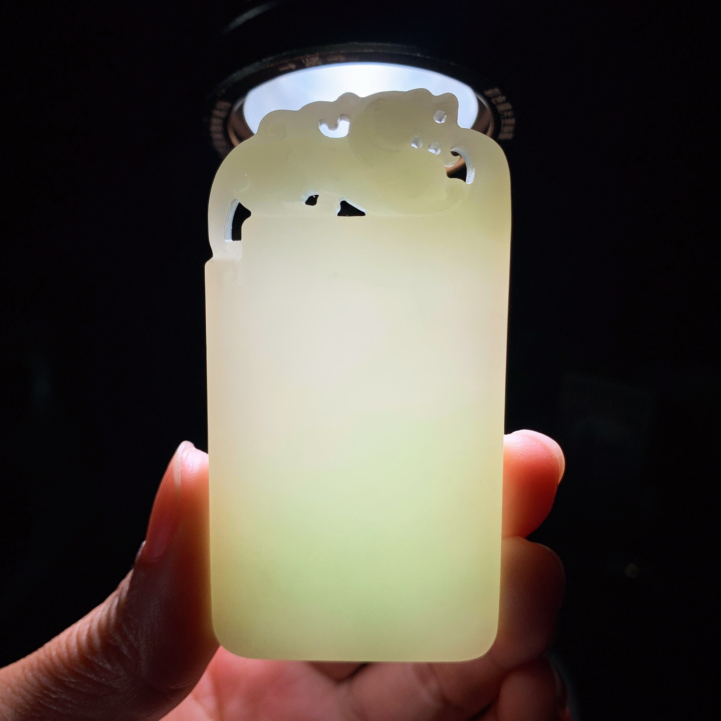 和田玉带翠仿古龙挂件。尺寸74/38/10重73.8克 玉质细腻油润 底色纯净 脂粉好，品质好。lt260310