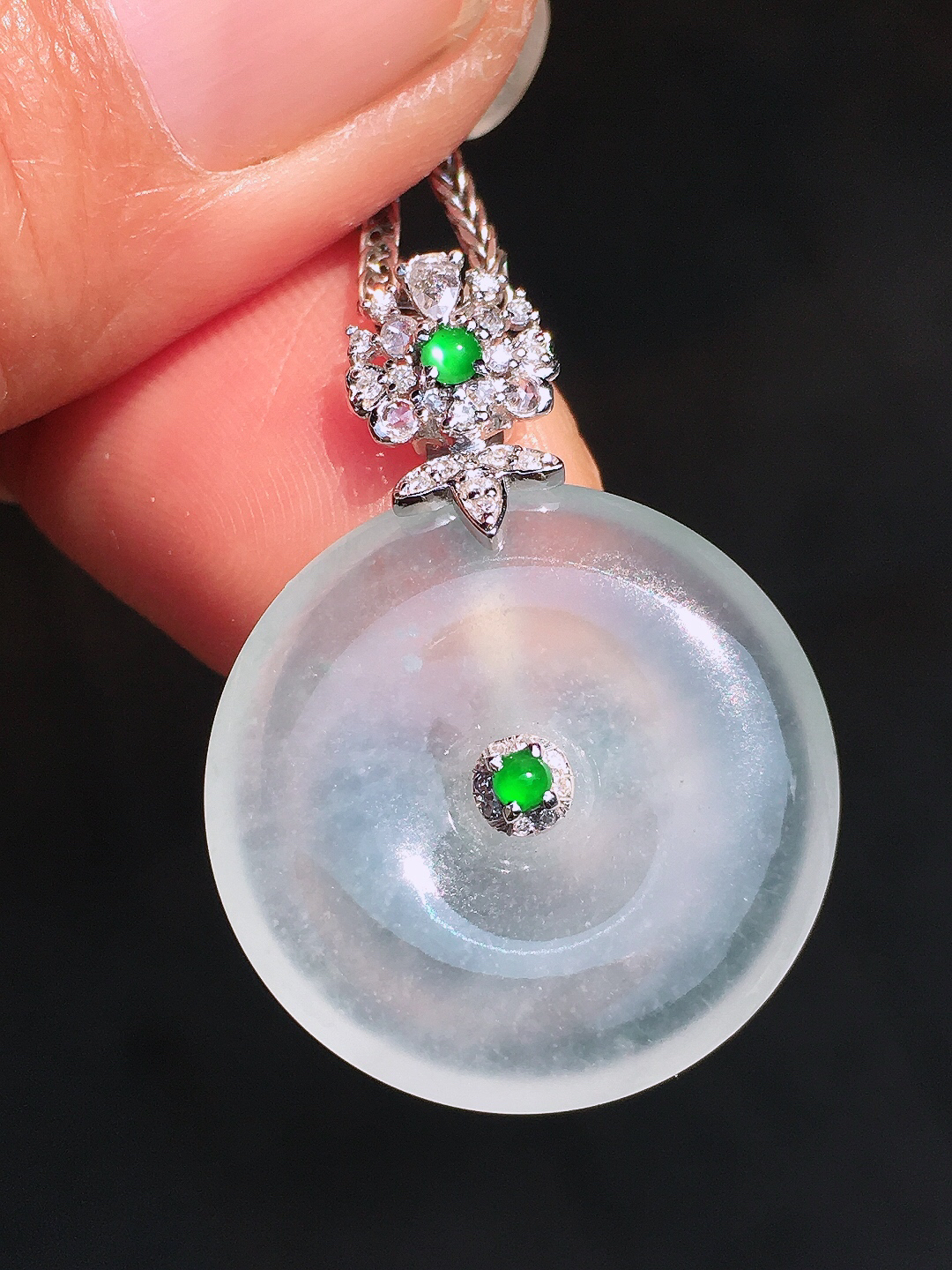 冰种平安扣吊坠，玉质细腻，荧光感超
强，饱满圆润，尽显优雅气质，18k
金豪华镶嵌