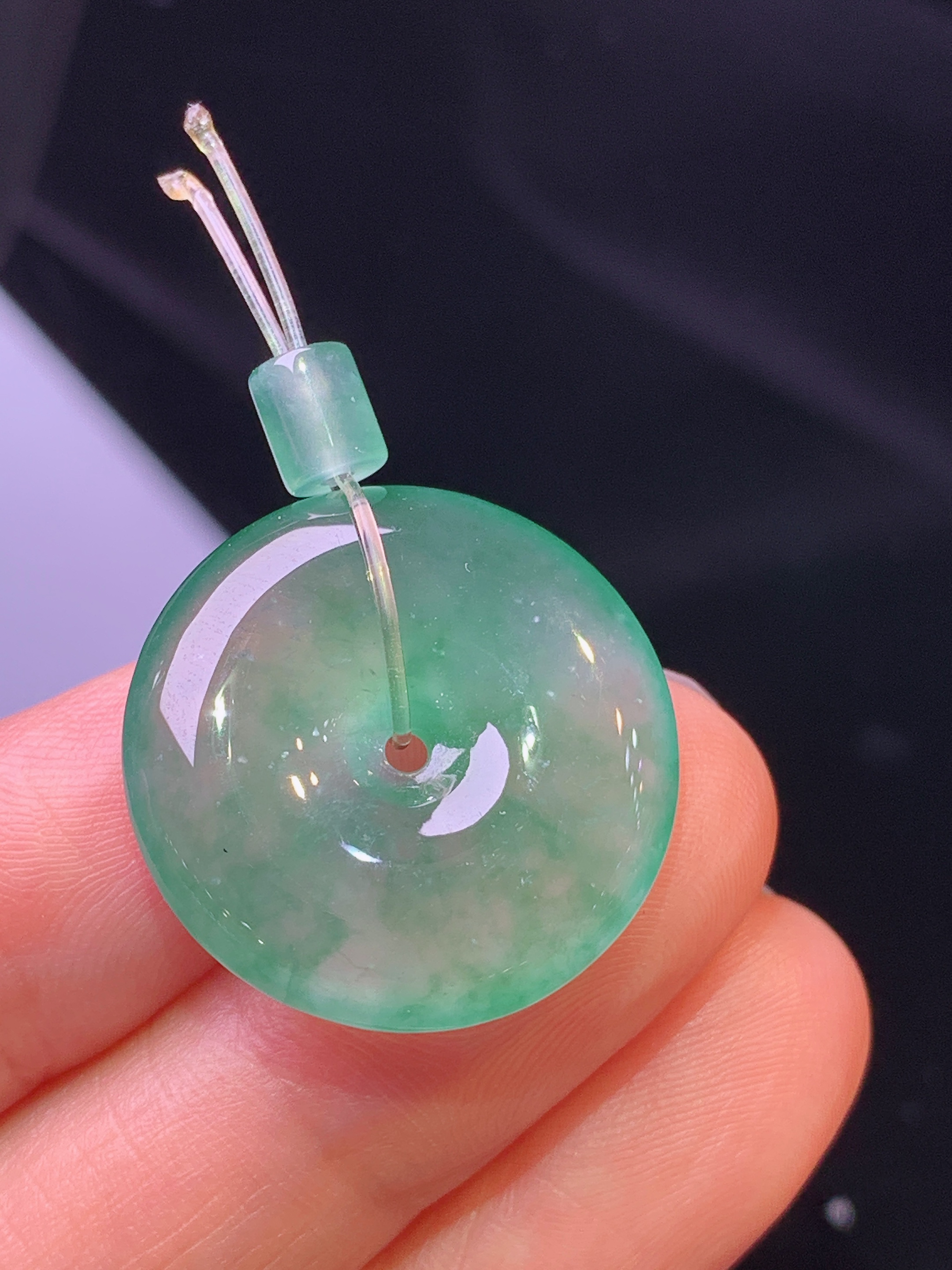 冰种飘绿平安扣吊坠 玉质细腻 色泽艳丽 整体尺寸22.6*5.2c1