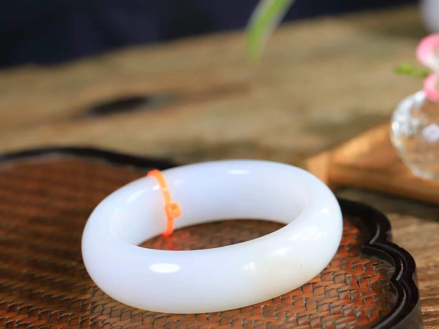 【婉约佳人.镯】

精品和田玉白玉手镯，玉质细腻，触感温润，佩戴它，感受玉石的温度与自然的灵性，让每一天都充满诗意与美好。重96克  尺寸55-17.6-10.7mm  11351333T