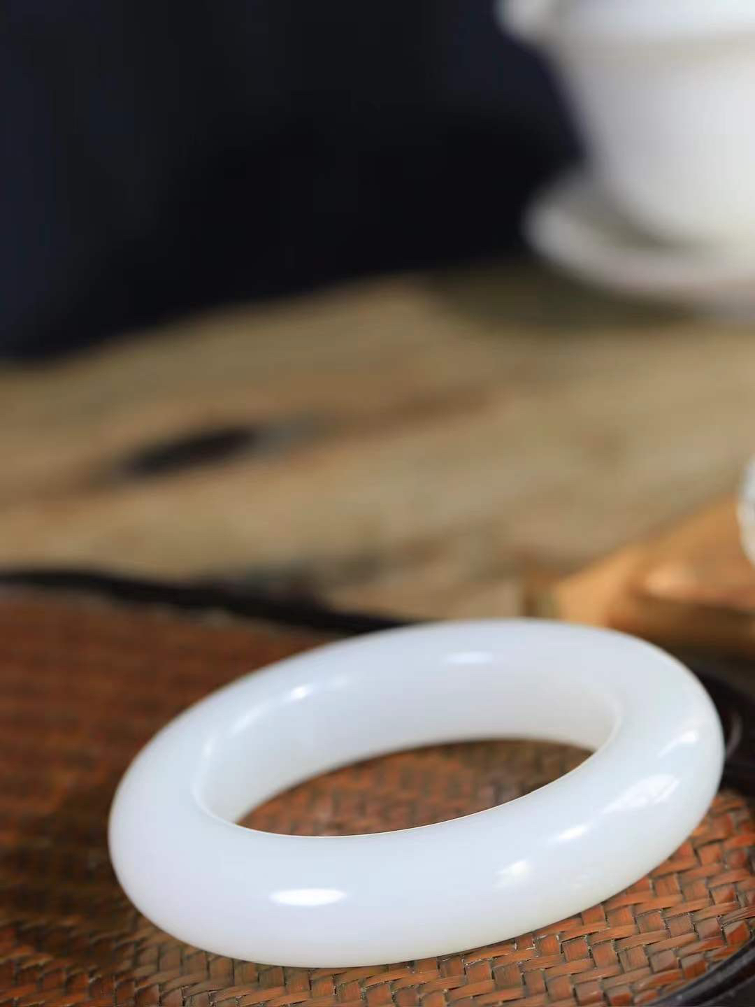 [温润如玉.手镯]

收藏级臻品️和田玉白玉手镯。玉质温润细腻 油性十足 手感舒适，高华雅逸，线条