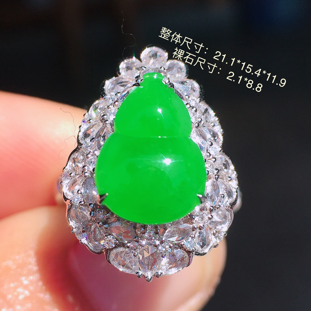 正阳绿葫芦戒指，色泽均匀艳丽，玉质细腻，荧光感超
强，饱满圆润，尽显优雅气质，18k
金豪华镶嵌