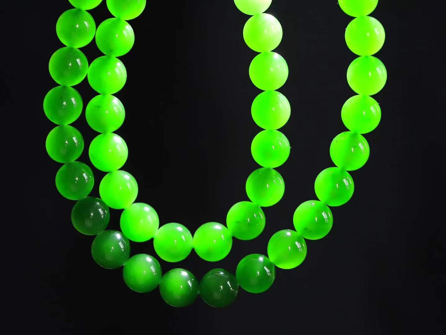 【珠圆玉润.项链】

精品️和田玉碧玉珠圆玉润项链 玉质温润细腻  整串打磨圆润，佩戴舒适。珠珠落玉盘，间关莺语花底滑，一生美好时光，无论身在何处，都有它相伴相守。事事顺遂，幸福美满，吉祥如意。重68克 尺寸取一9.4mm  36301233T