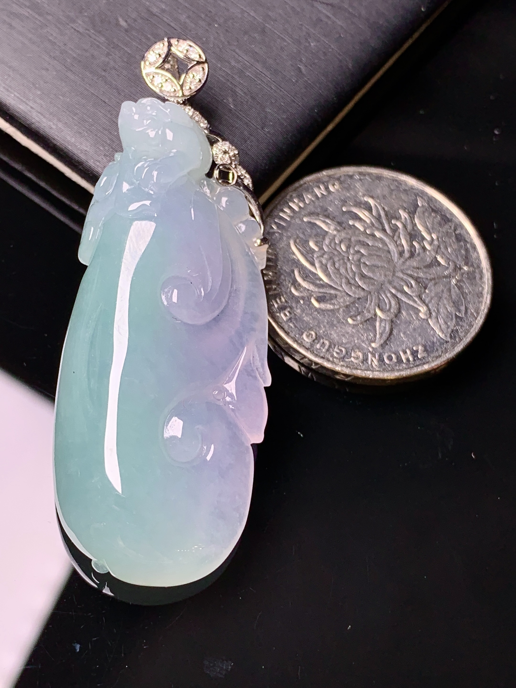 18k金钻镶嵌飘绿如意吊坠 玉质细腻 色泽艳丽清新 水润亮眼 整体尺寸51.5*19.2*9b1