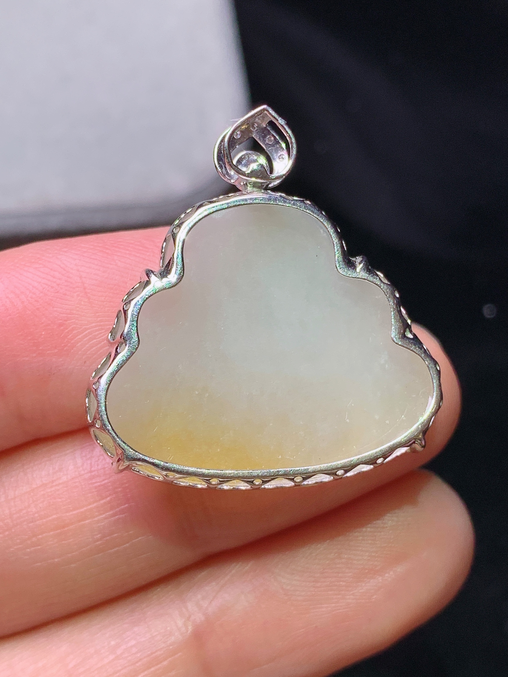 18k金镶嵌飘黄翡佛公吊坠 玉质细腻 色泽艳丽清新 水润亮眼 整体尺寸27.7*26*7.3b1