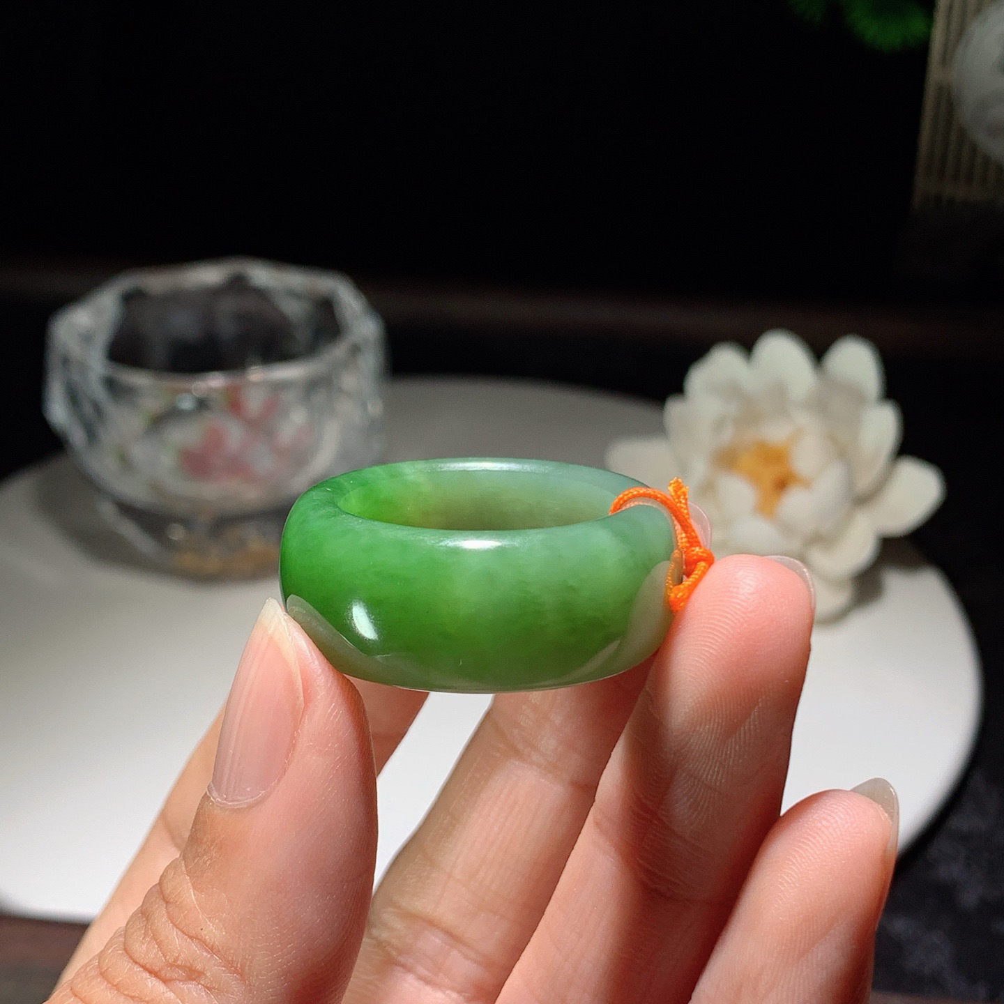 和田玉阳绿俄罗斯碧玉扳指挂件。内径23尺寸12/5重13.5克。玉质细腻油润。手推出油。佩戴高端典雅。lt260310