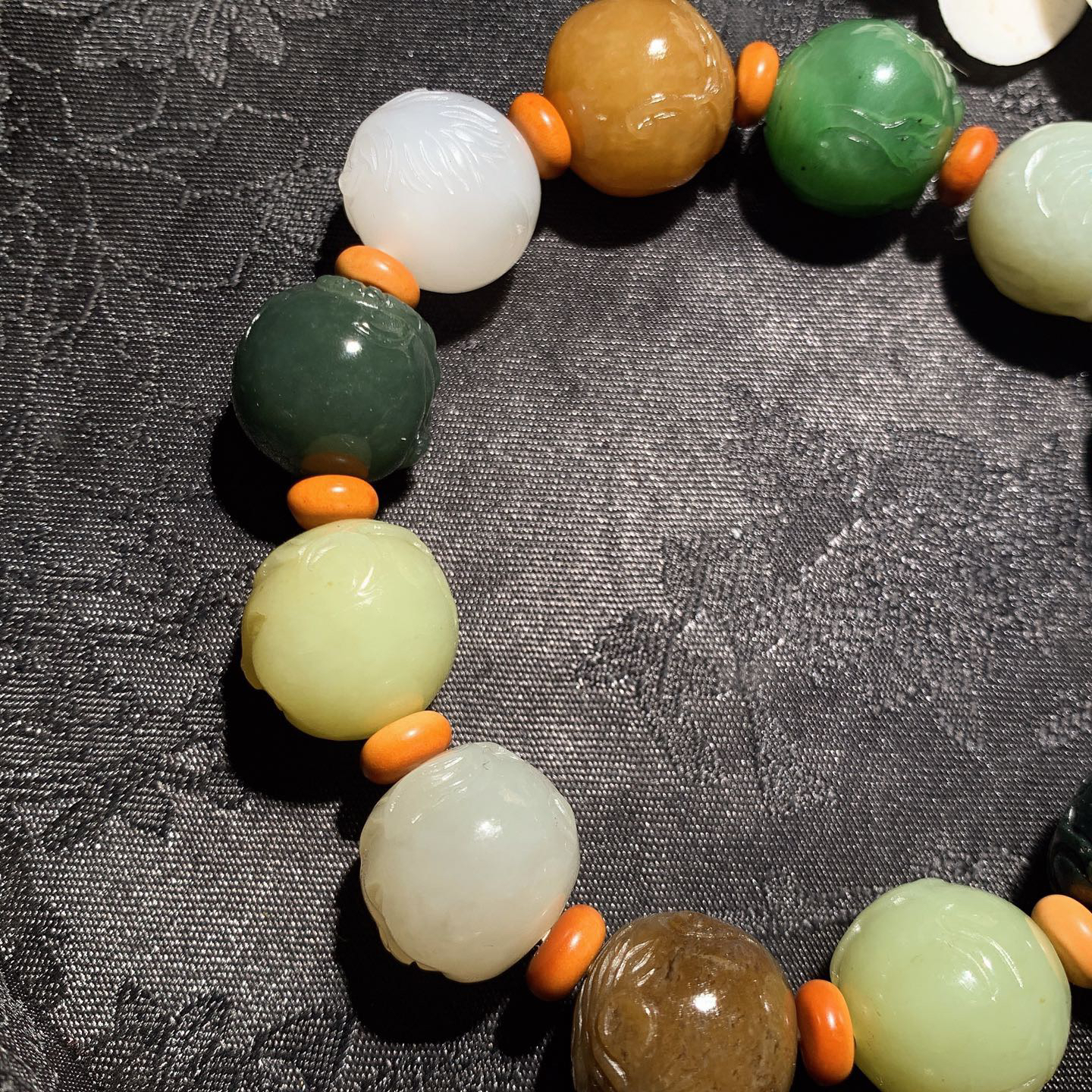 新疆和田玉且末糖多包十二生肖手串！尺寸16！玉质细腻油润。手推出油。佩戴高端典雅。lt260313