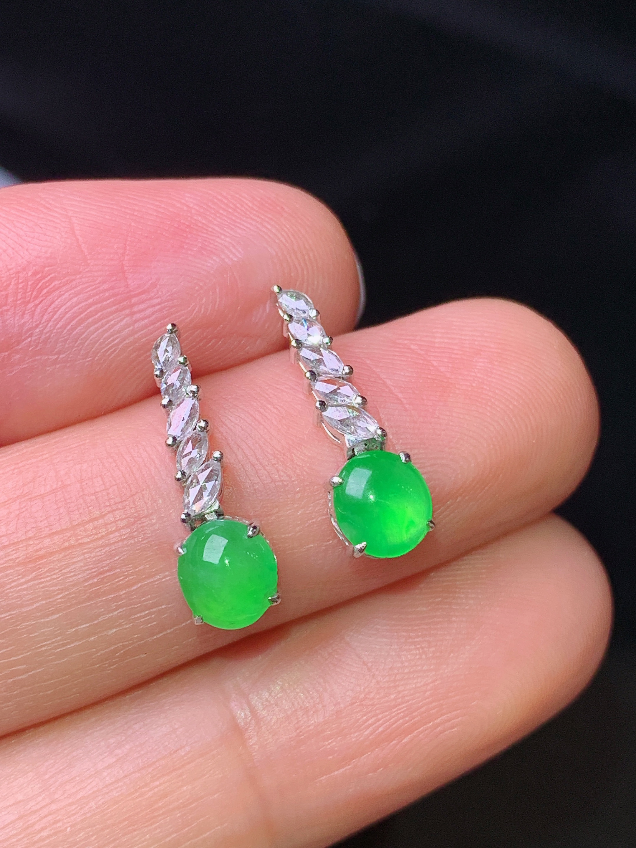 18k金钻镶嵌满绿蛋面耳坠 玉质细腻 色泽艳丽 整体尺寸15.8*5*3.5g1