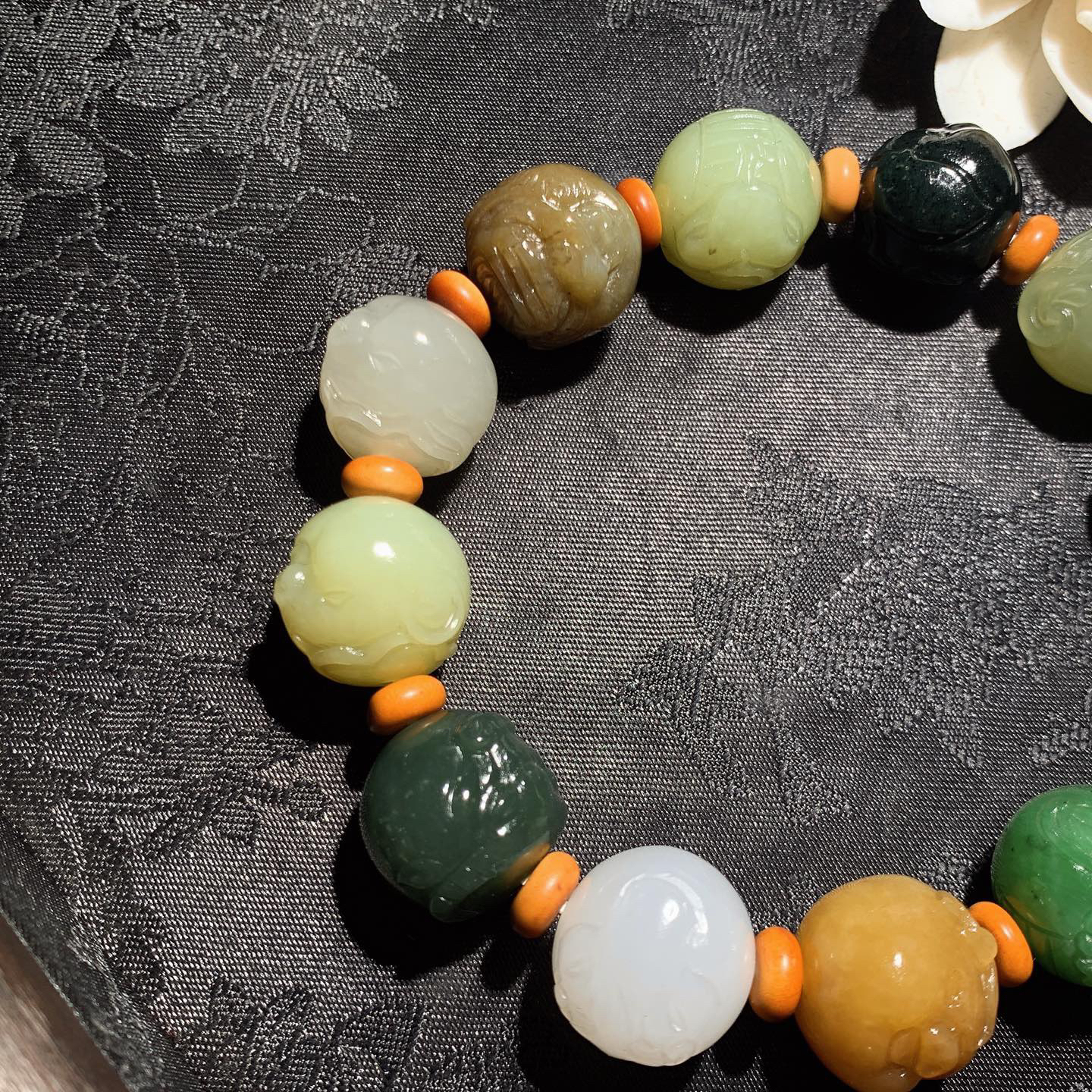 新疆和田玉且末糖多包十二生肖手串！尺寸16！玉质细腻油润。手推出油。佩戴高端典雅。lt260313