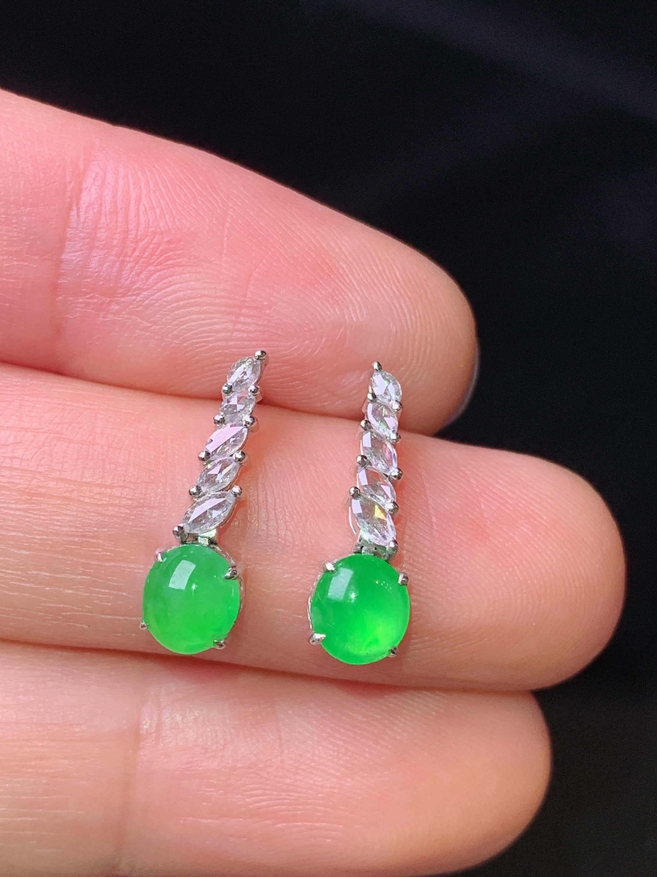 18k金钻镶嵌满绿蛋面耳坠 玉质细腻 色泽艳丽 整体尺寸15.8*5*3.5g1