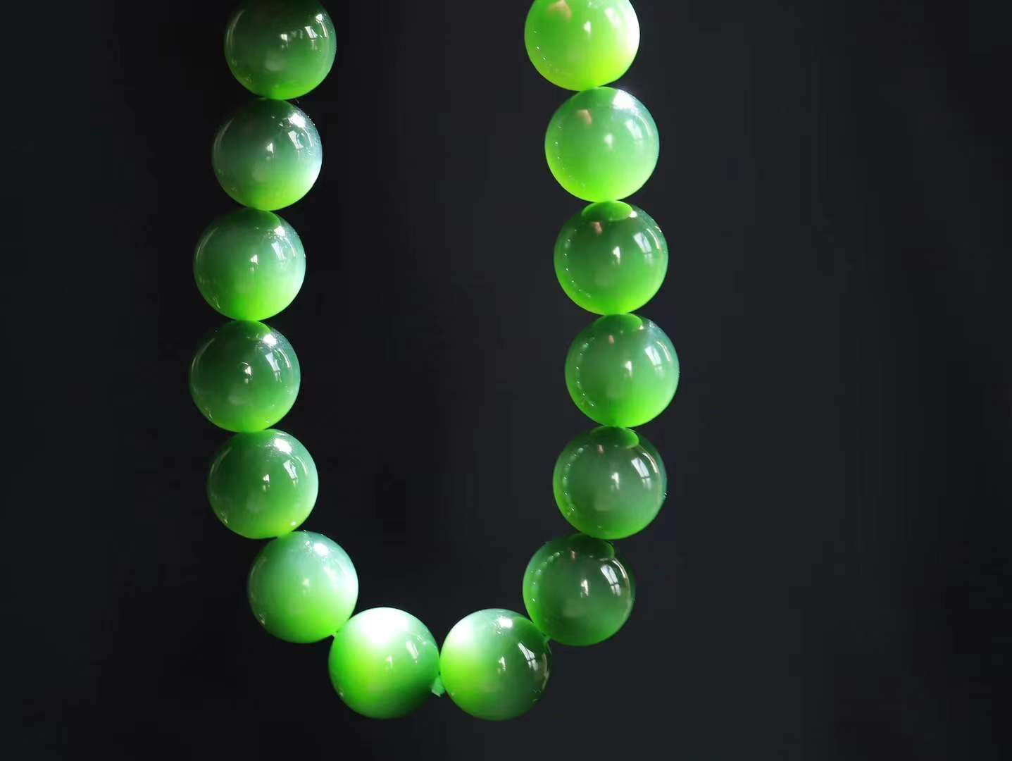 【珠圆玉润.手串】

收藏级臻品️和田玉碧玉猫眼珠圆玉润手串 玉质温润细腻  整串打磨圆润，佩戴舒适。珠珠落玉盘，间关莺语花底滑，一生美好时光，无论身在何处，都有它相伴相守。事事顺遂，幸福美满，吉祥如意。重46.2克 尺寸取一12mm FDT-16351213