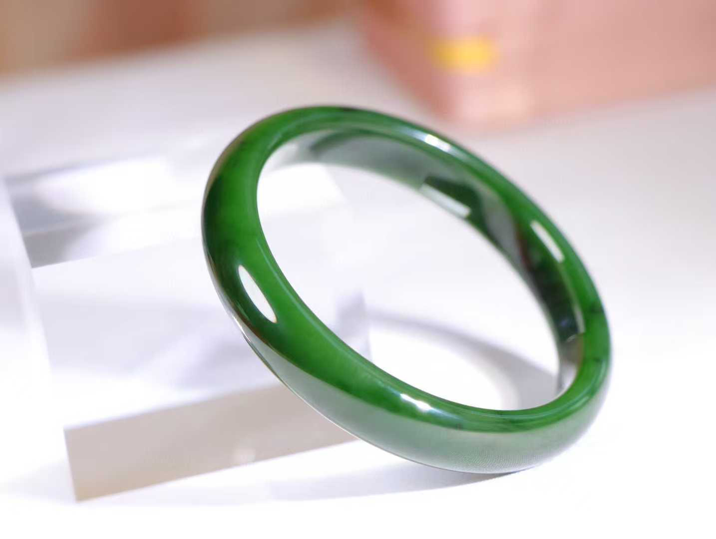 【碧色荡漾】

和田玉碧玉菠菜绿手镯，俄料七号矿 红皮老料，玉质温润细腻 油性十足，色泽匀称，️款式精美时尚，佩戴美观惹眼，美自天成，婉约之美，举手投足间透出那份低调奢华。

重42克 圈口57.5mm尺寸57.5-11.8-7.2mm O18823207130