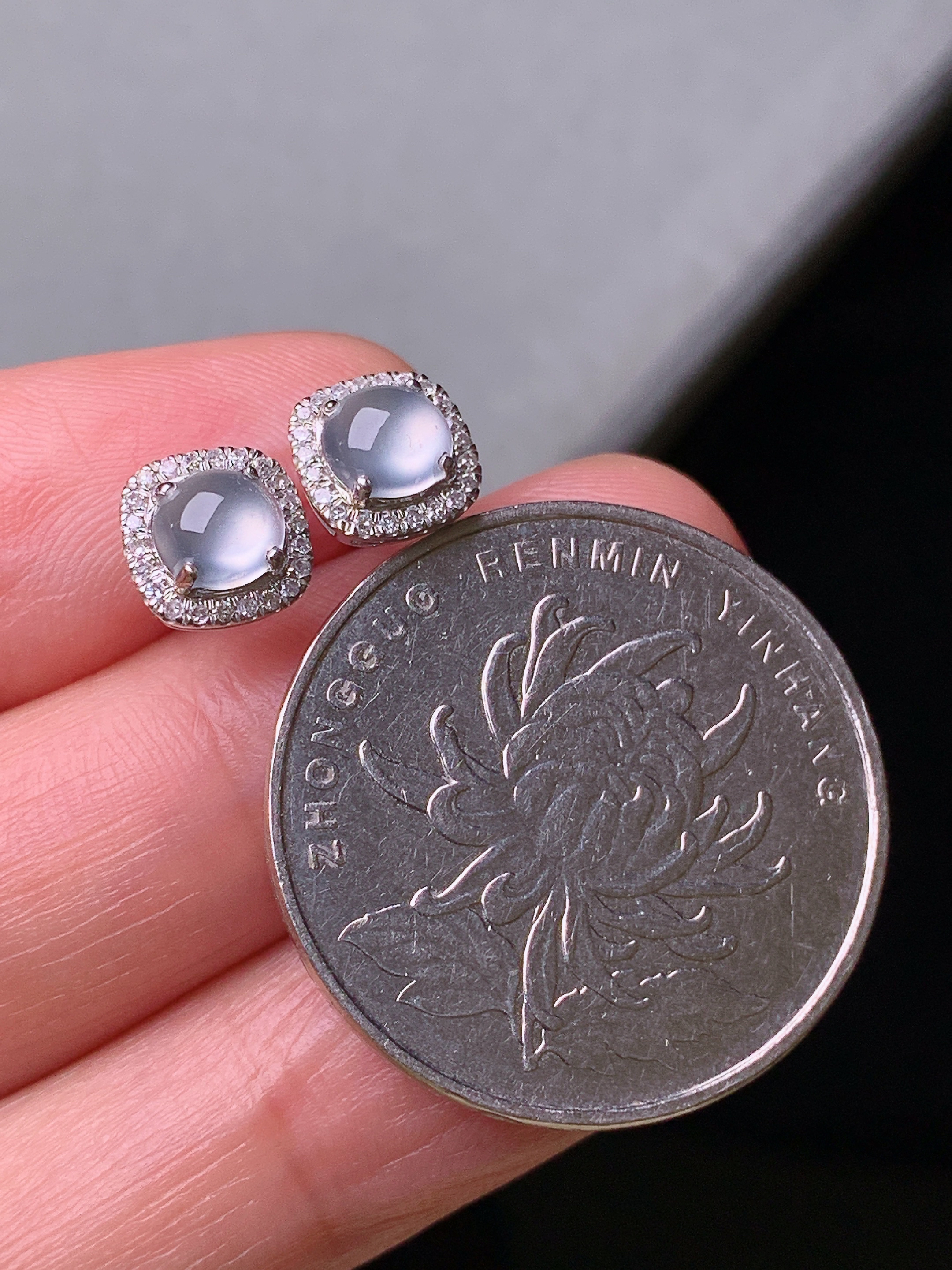 18k金钻镶嵌冰种蛋面耳钉 玉质细腻 色泽艳丽 整体尺寸7.2*4.2yz