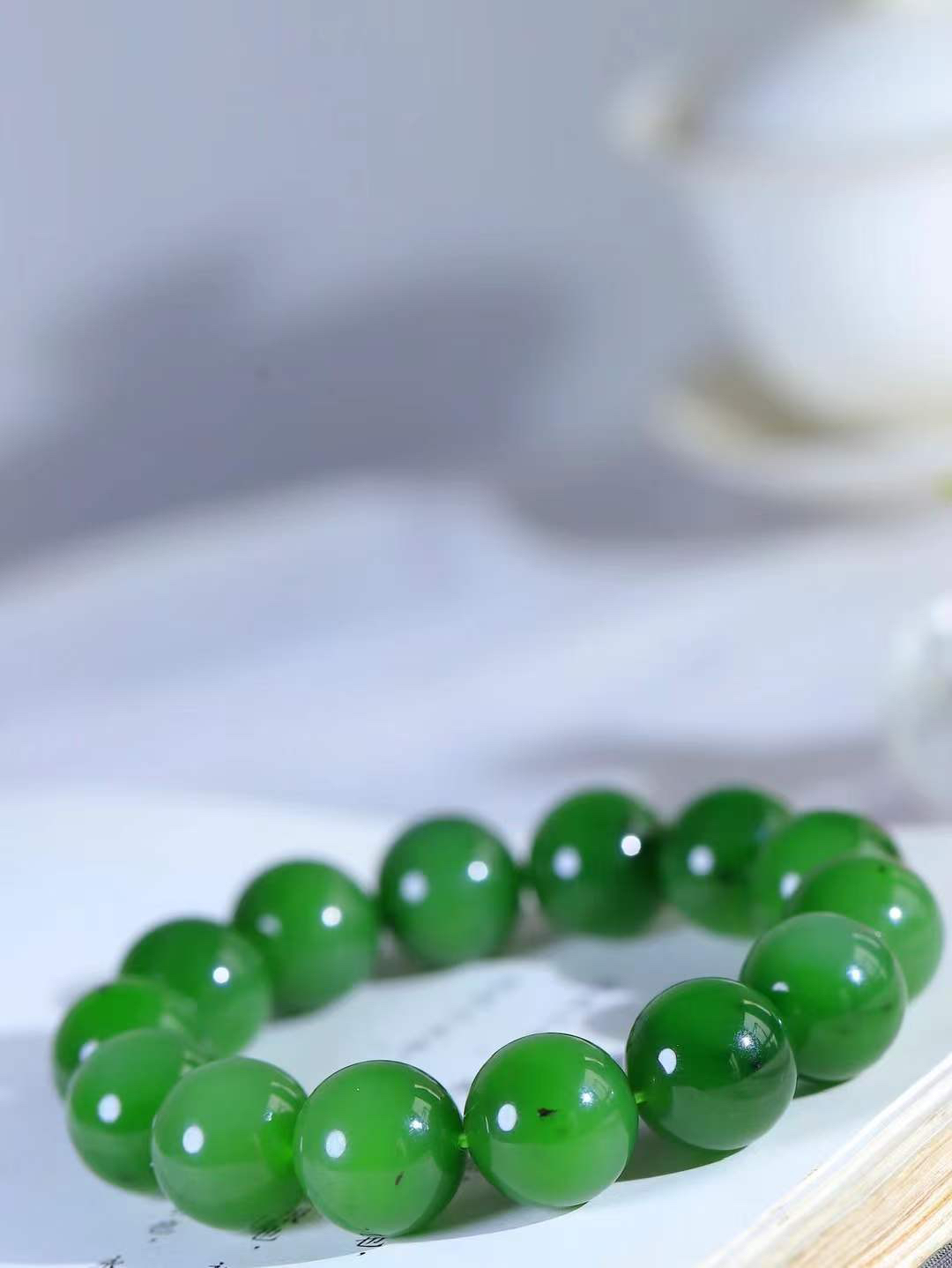 【珠圆玉润.手串】

精品和田玉碧玉珠圆玉润手串 玉质温润细腻  整串打磨圆润，佩戴舒适。珠珠落玉盘，间关莺语花底滑，一生美好时光，无论身在何处，都有它相伴相守。事事顺遂，幸福美满，吉祥如意。重89.5克 尺寸取一16mm FDL-16301300