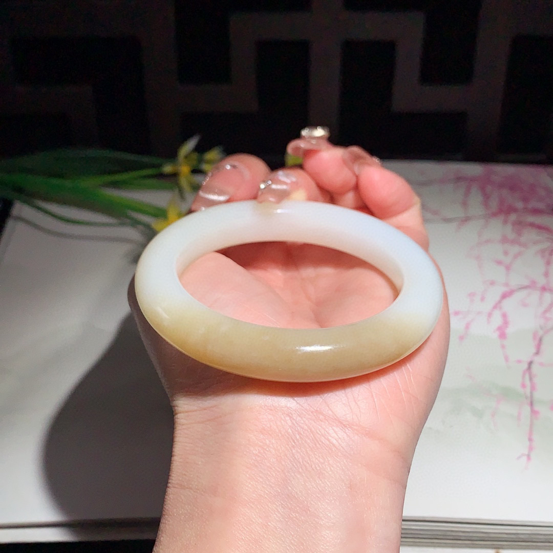 和田玉53.5圈口且末糖手镯！玉质细腻油润 底色纯净 无裂无黑 脂粉好，品质高。