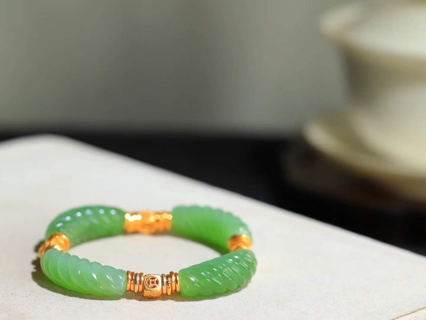 【绞丝纹.手串】

精品和田玉碧玉绞丝纹手串，以清润碧玉雕琢绞丝纹理，如碧丝萦回，寓意生机盎然、福运