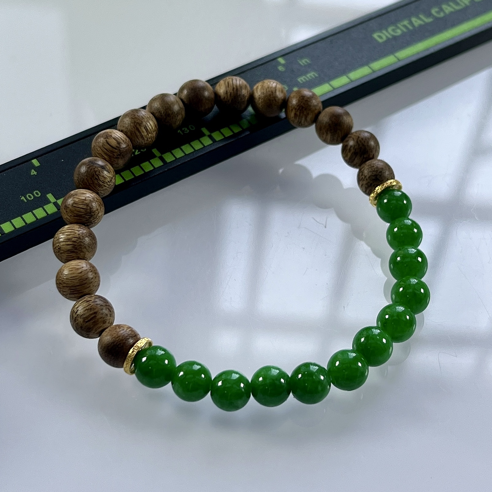 收藏级别，缅甸天然翡翠A货，卡6冰种满绿浓阳绿圆珠手串手链，尺寸：6mm/12颗，重量：6.01g，隔片为18k金，配饰为沉香木。