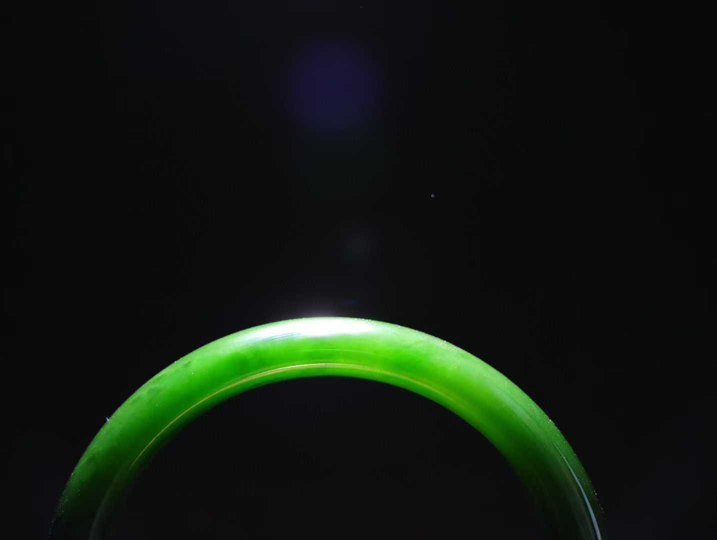 【碧色荡漾】

和田玉碧玉菠菜绿手镯，俄料七号矿 红皮老料，玉质温润细腻 油性十足，色泽匀称，️款式精美时尚，佩戴美观惹眼，美自天成，婉约之美，举手投足间透出那份低调奢华。

重42克 圈口57.5mm尺寸57.5-11.8-7.2mm O18823207130