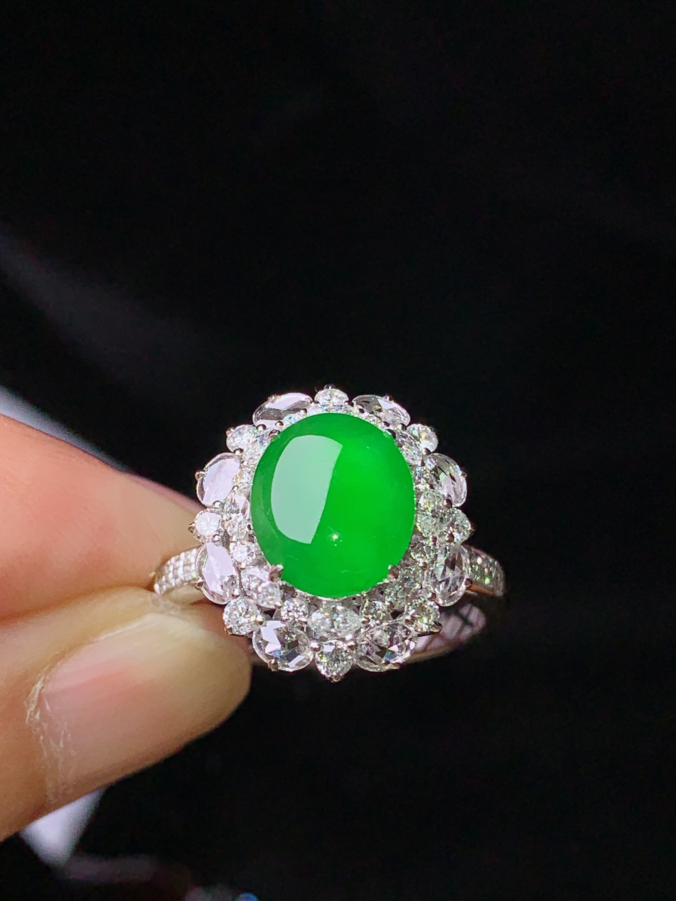 18k金钻镶嵌满绿蛋面戒指 玉质细腻 色泽艳丽清新 水润亮眼 圈口15 整体尺寸15.8*14.8*