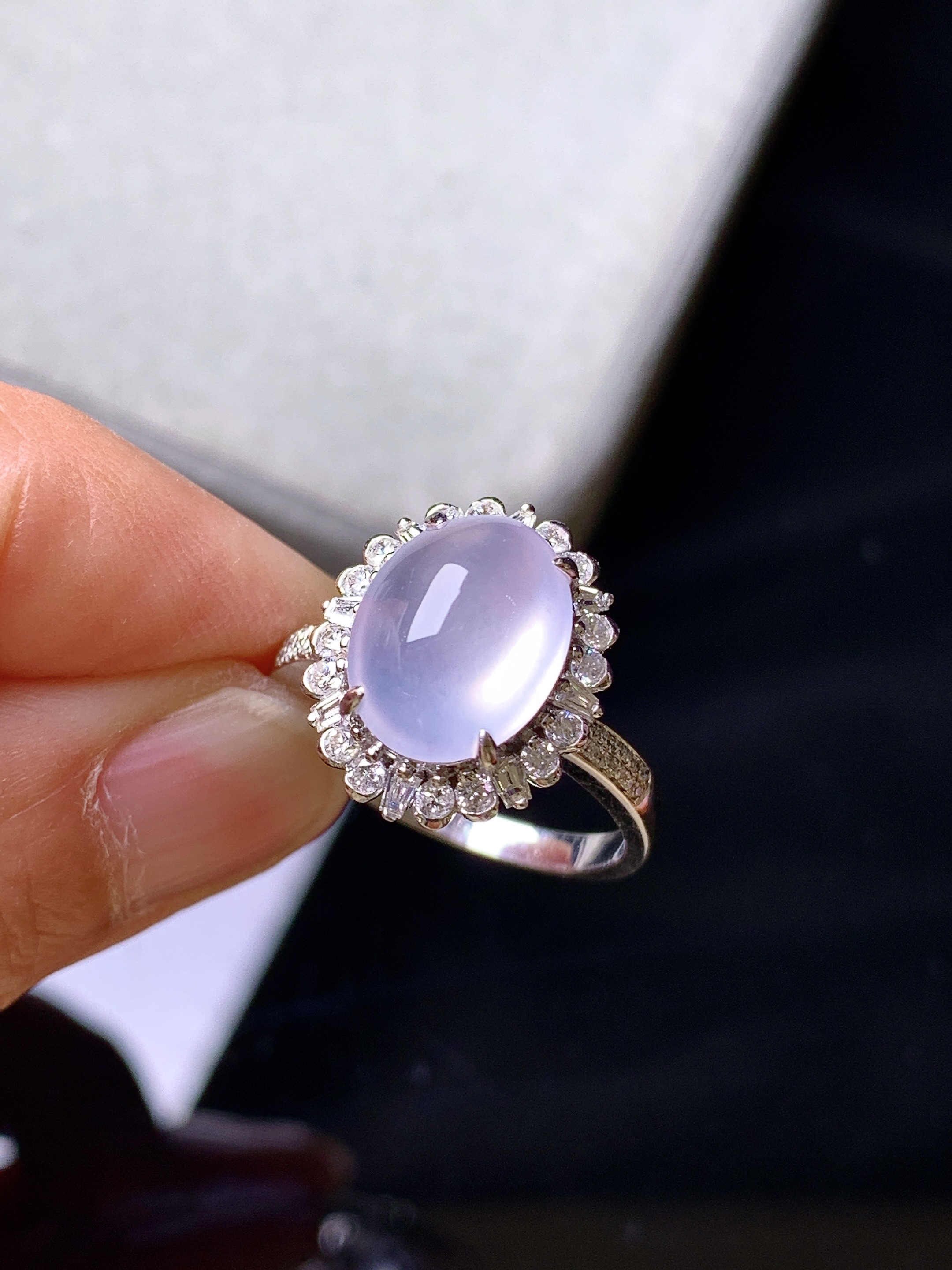 18k金钻镶嵌冰种蛋面戒指 玉质细腻 色泽艳丽清新 水润亮眼 圈口14.5 整体尺寸15.7*12.8*10.5m3