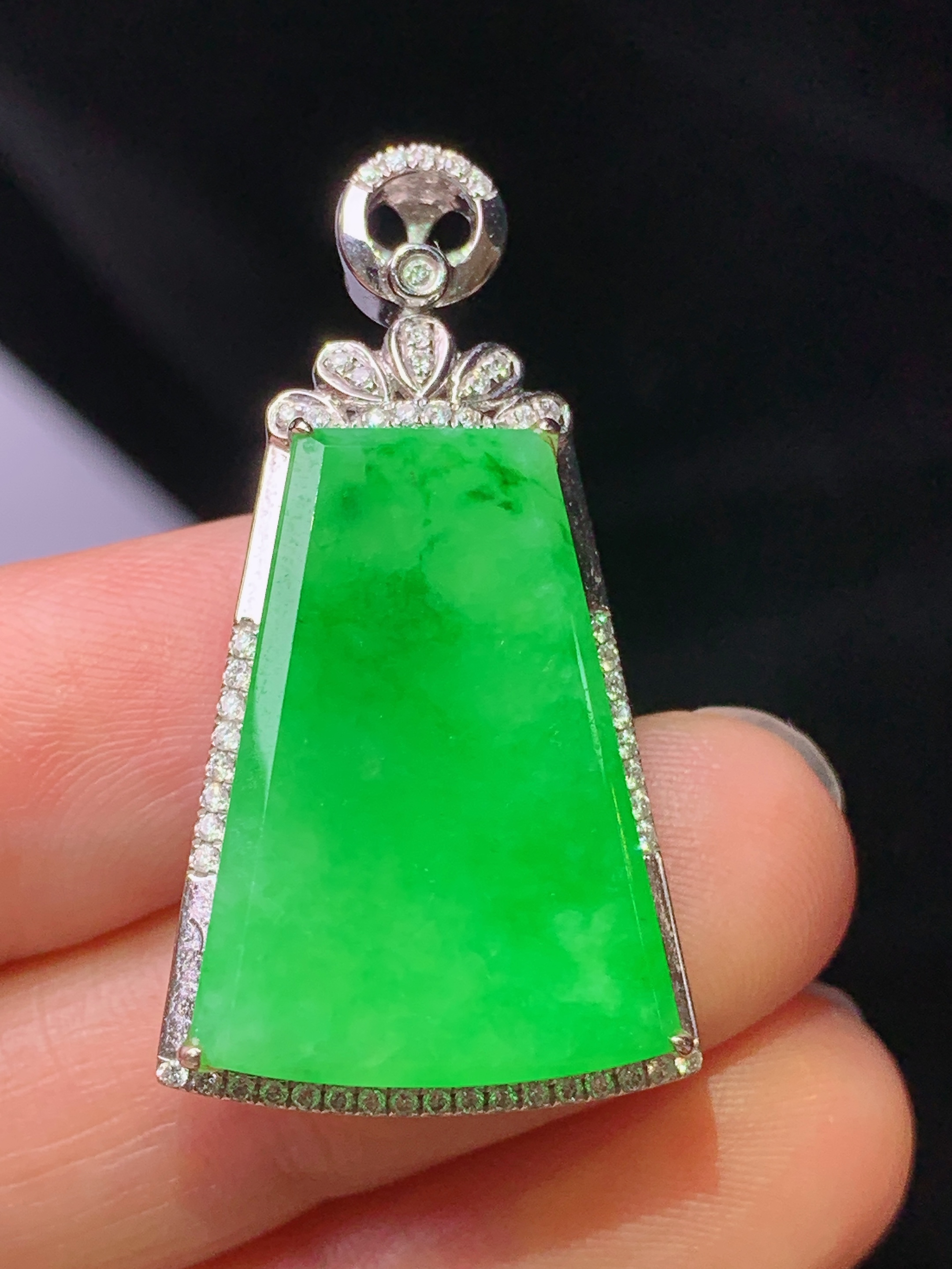 18k金钻镶嵌翠绿无事牌吊坠 玉质细腻 色泽艳丽清新 水润亮眼 整体尺寸35.2*18.8*7g1