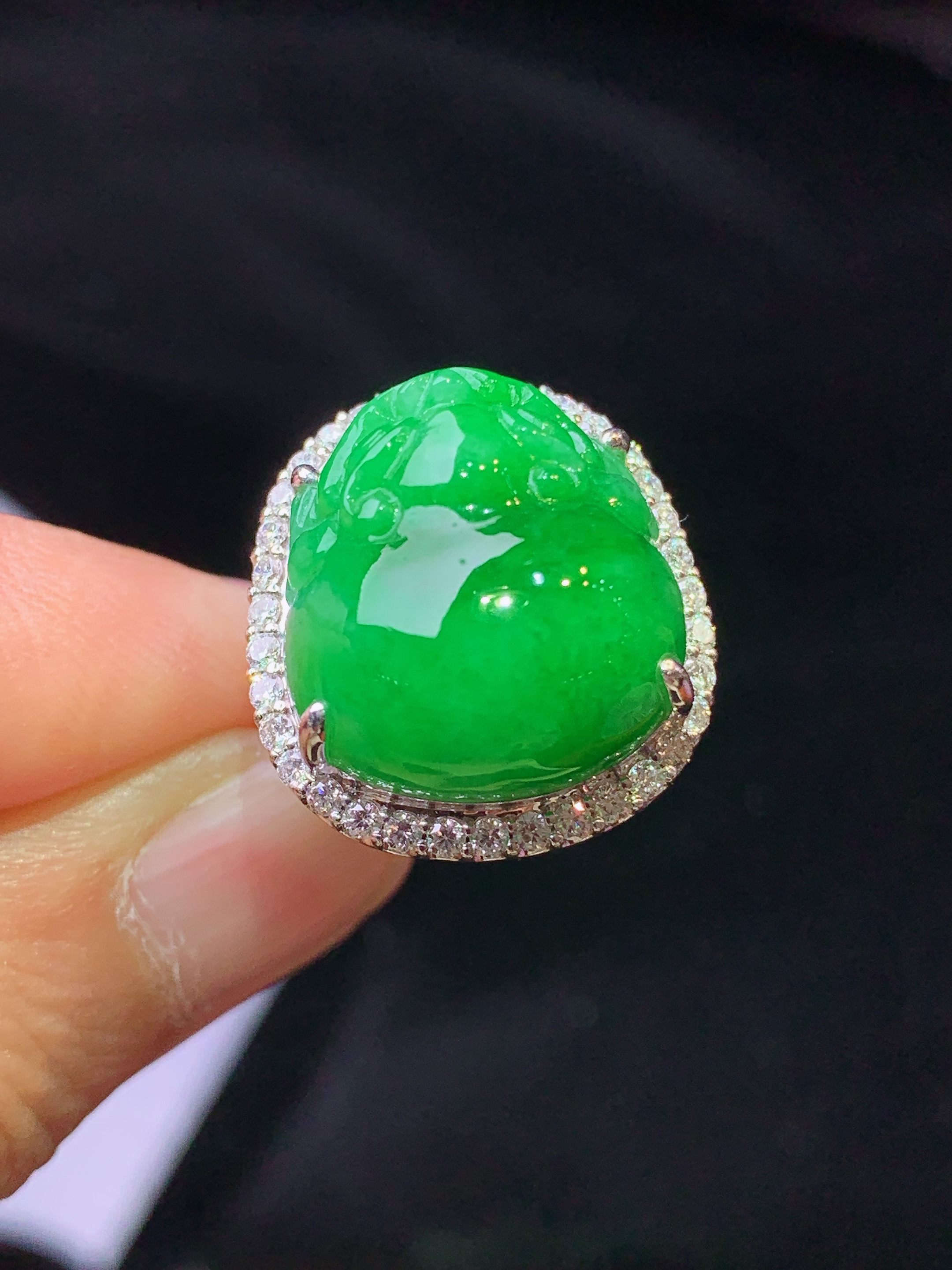 18k金钻镶嵌满绿貔貅戒指 玉质细腻 色泽艳丽清新 水润亮眼 圈口14.5 整体尺寸25*17.7*