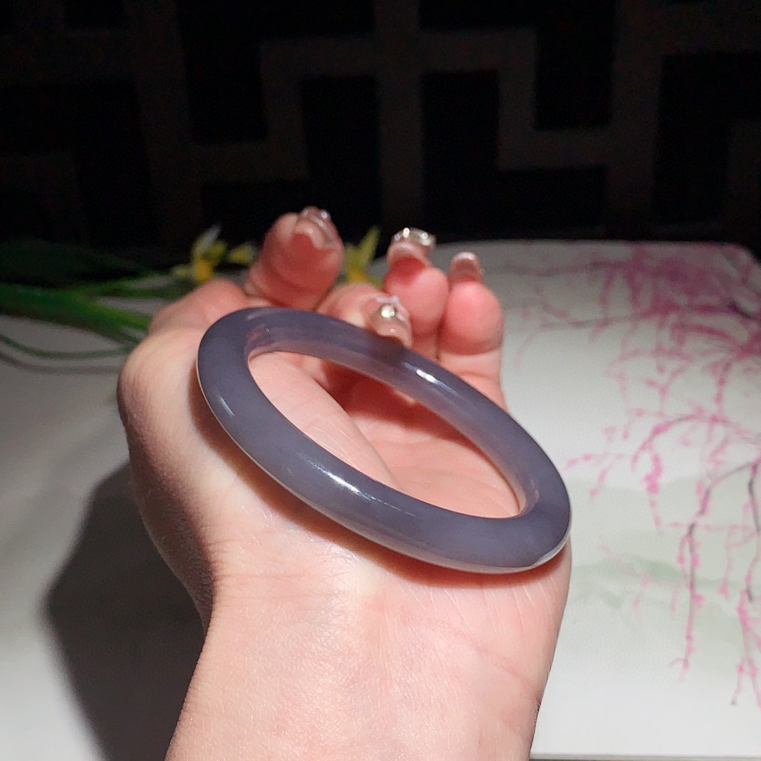 和田玉51圈口紫罗兰色圆条手镯！玉质细腻油润 底色纯净 无裂无杂 脂粉好，品质高。