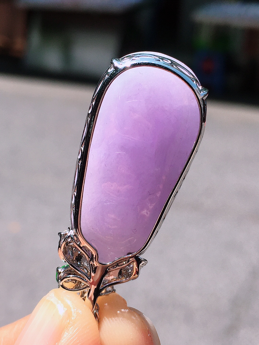 紫罗兰福豆吊坠，色泽均匀艳丽，玉质细腻，荧光感超
强，饱满圆润，尽显优雅气质，18k
金豪华镶嵌