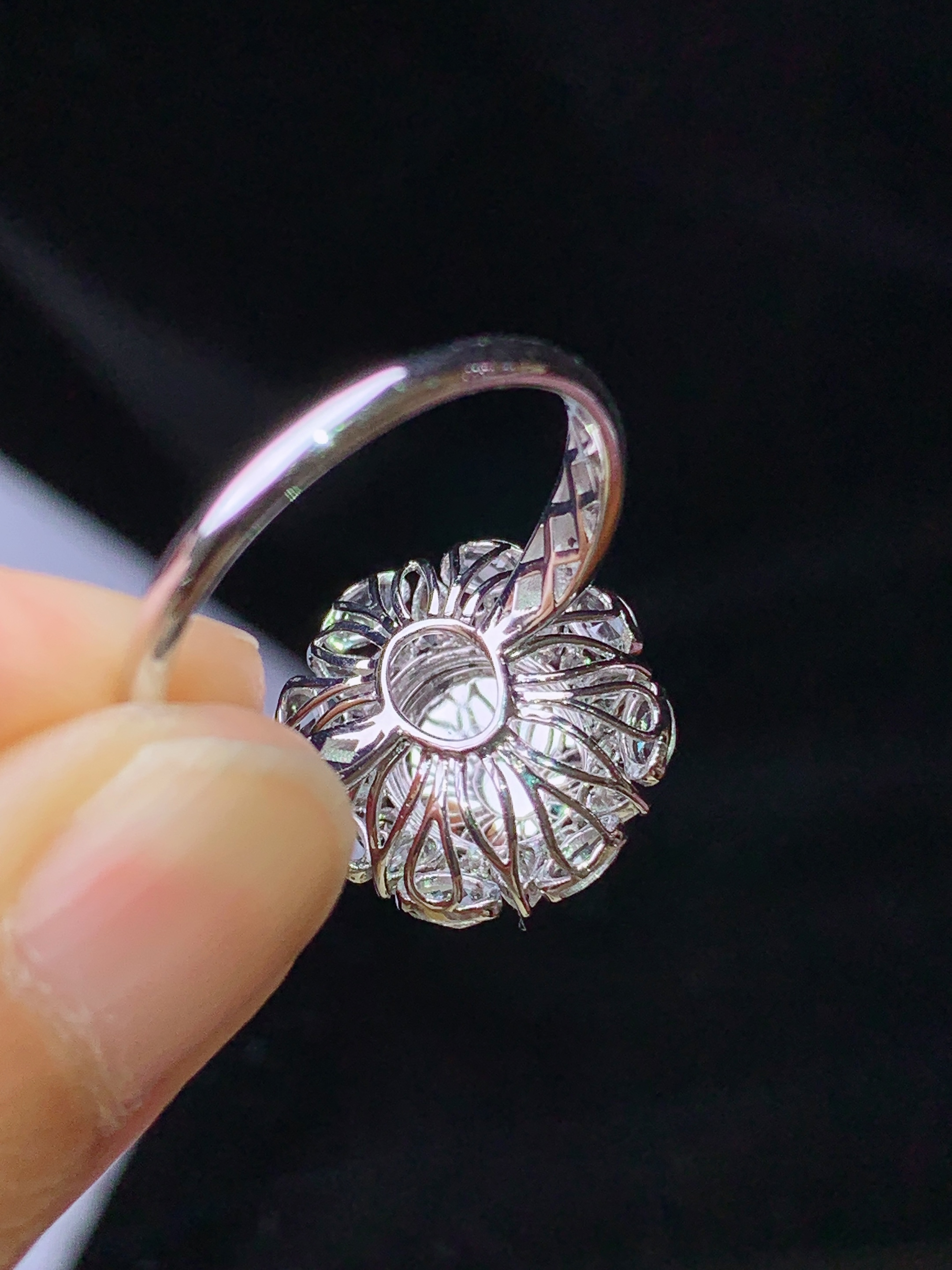 18k金钻镶嵌满绿蛋面吊坠 玉质细腻 色泽艳丽清新 水润亮眼 圈口15 整体尺寸16.2*14.8*10.6m3