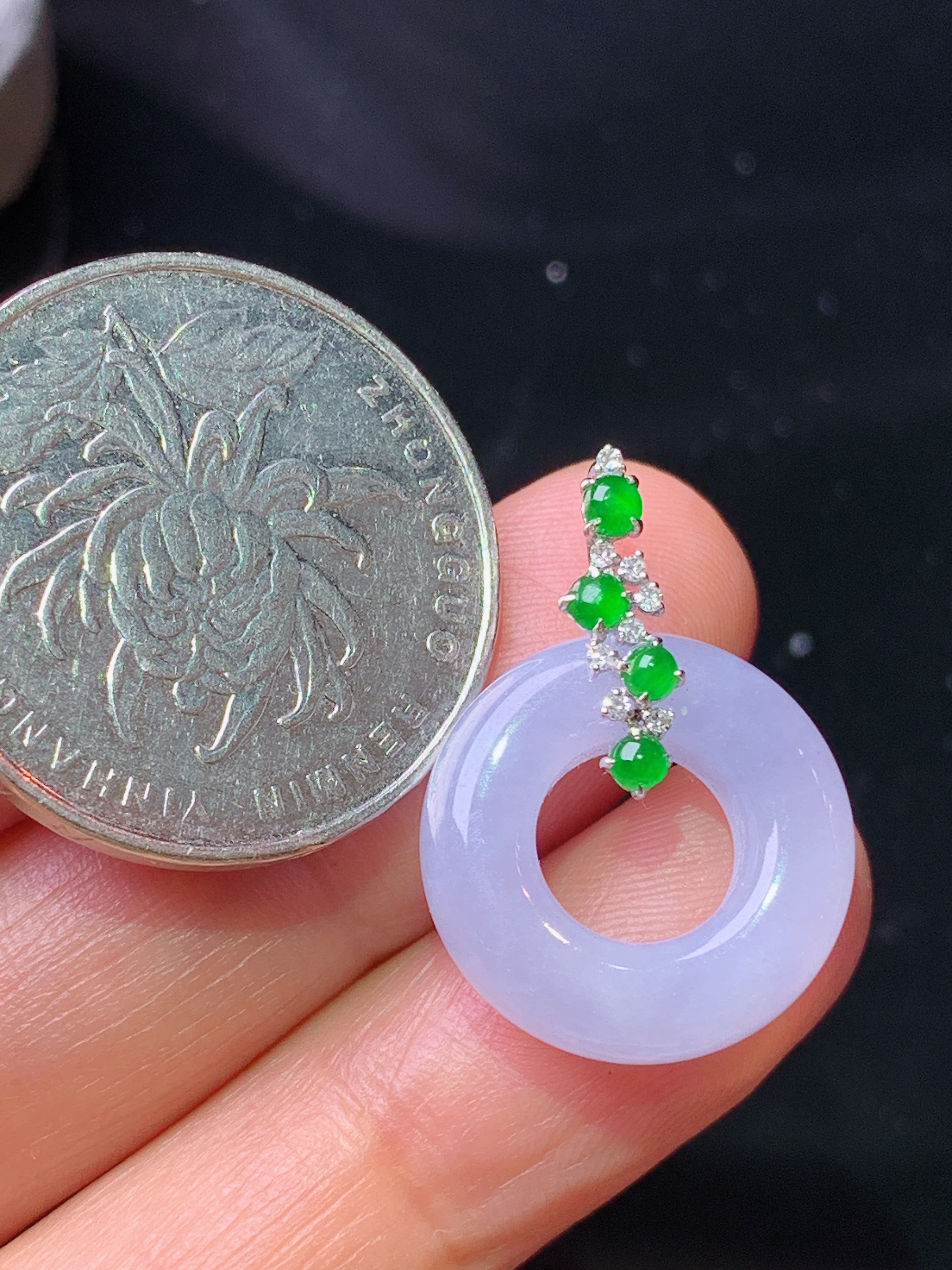 18k金钻镶嵌紫罗兰平安环吊坠 玉质细腻 色泽艳丽清新 水润亮眼 整体尺寸24.3*17*5.5b1