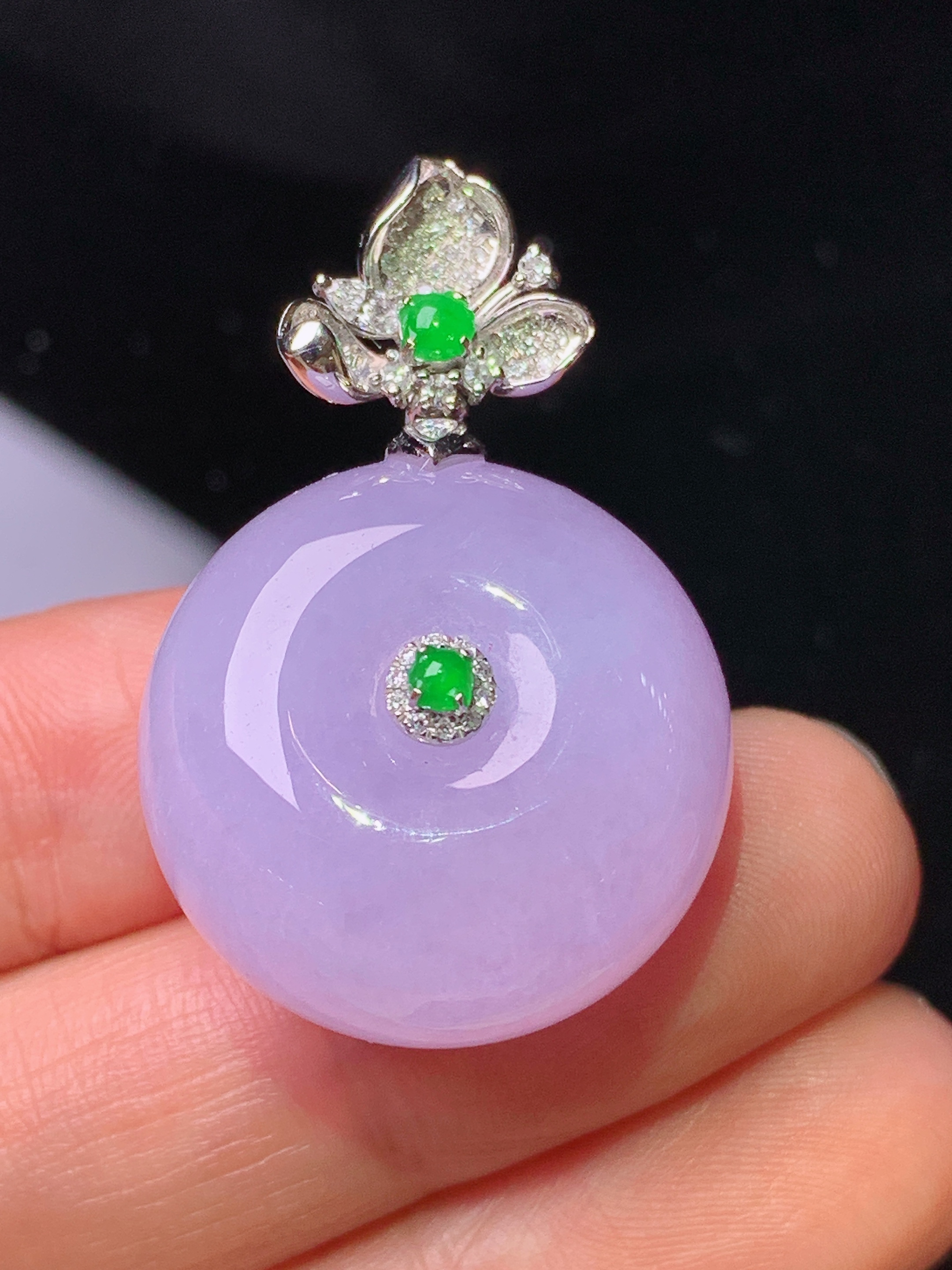 18k金钻镶嵌紫罗兰平安扣吊坠 玉质细腻 色泽艳丽清新 水润亮眼 整体尺寸34.2*22.2*13.