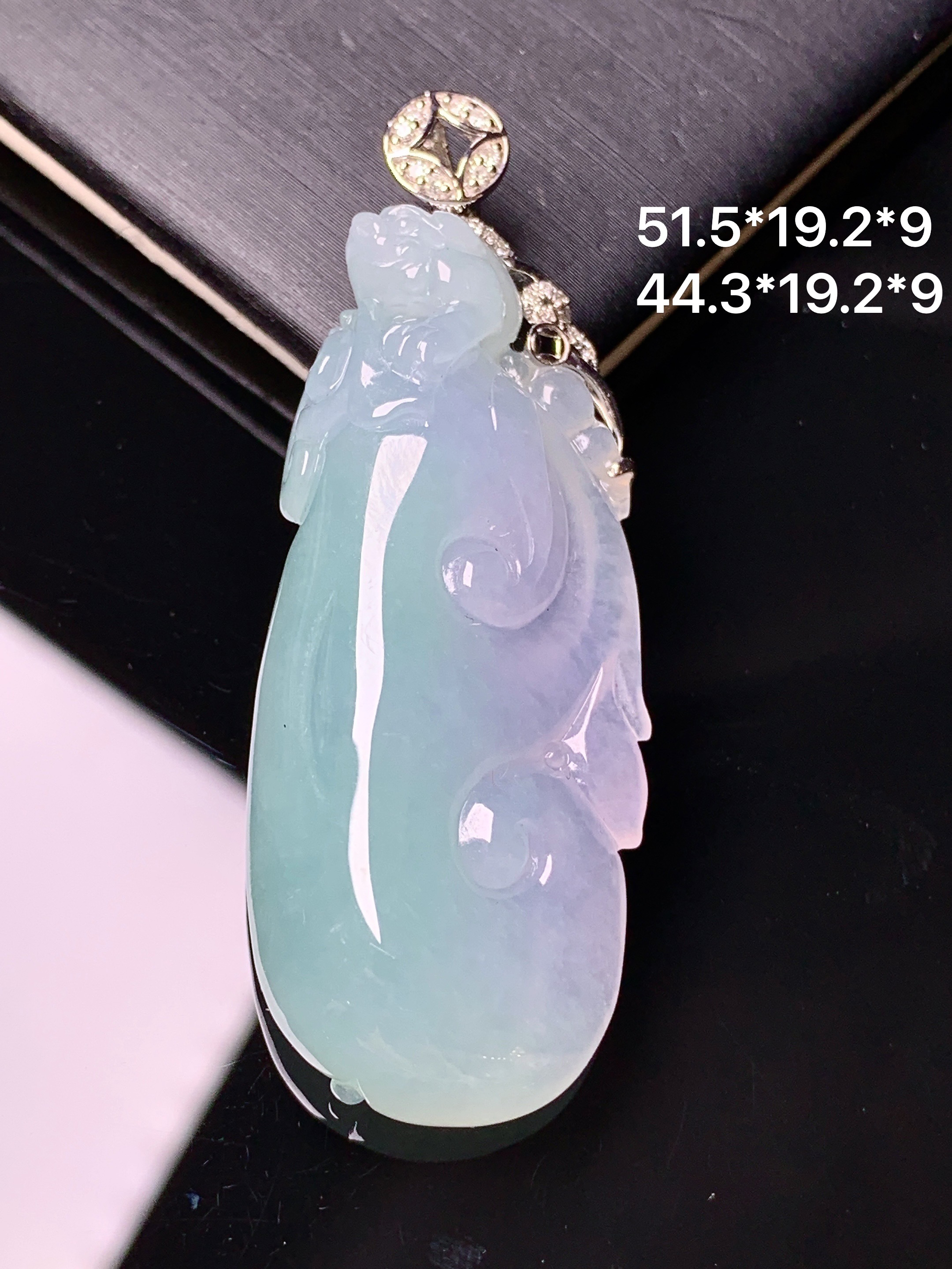 18k金钻镶嵌飘绿如意吊坠 玉质细腻 色泽艳丽清新 水润亮眼 整体尺寸51.5*19.2*9b1