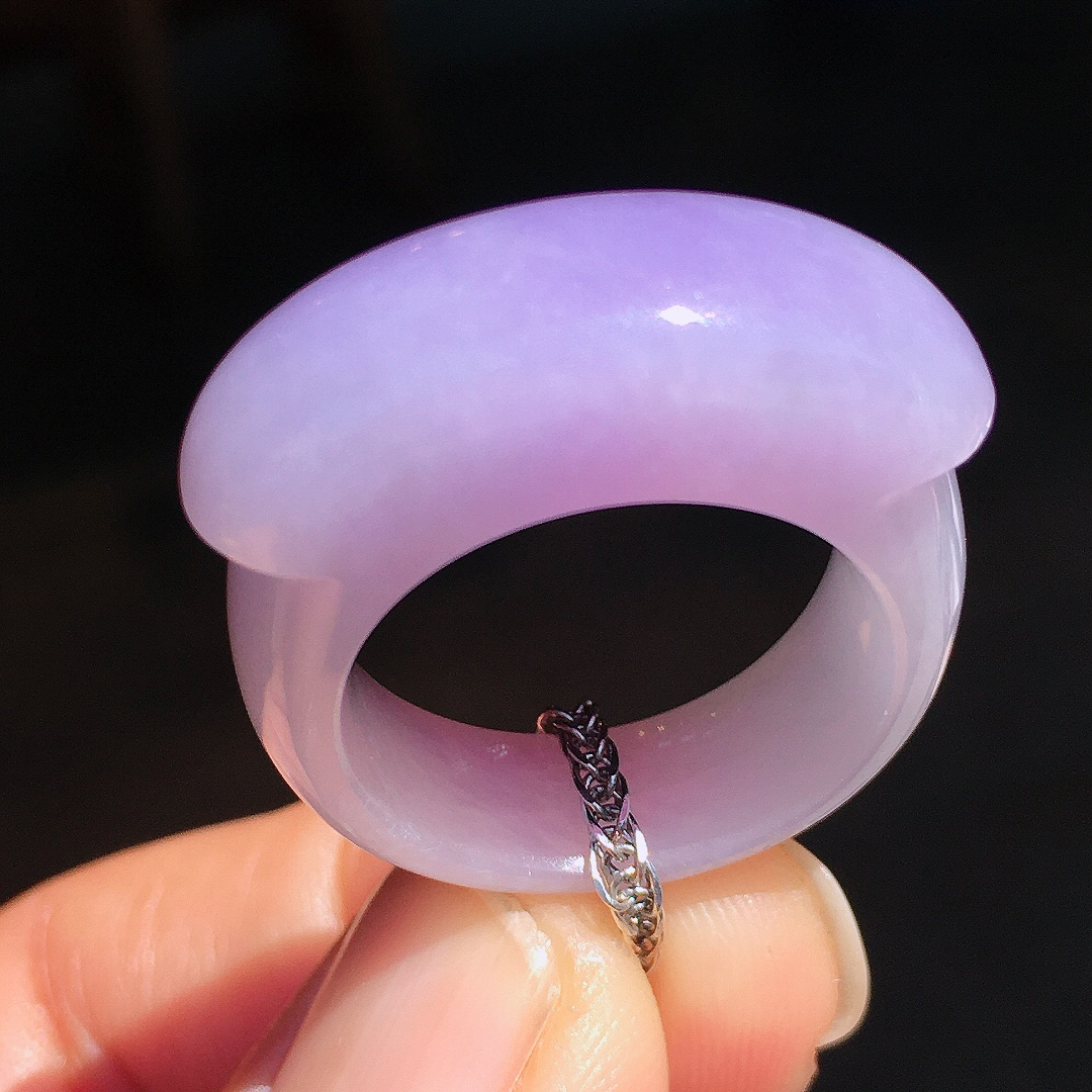 紫罗兰板指，色泽均匀艳丽，玉质细腻，荧光感超
强，饱满圆润，尽显优雅气质，
