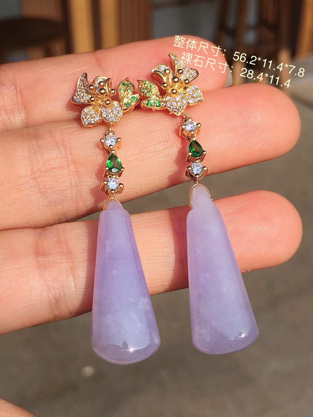 紫罗兰水滴耳坠，色泽均匀艳丽，玉质细腻，荧光感超
强，饱满圆润，尽显优雅气质，18k
金豪华镶嵌