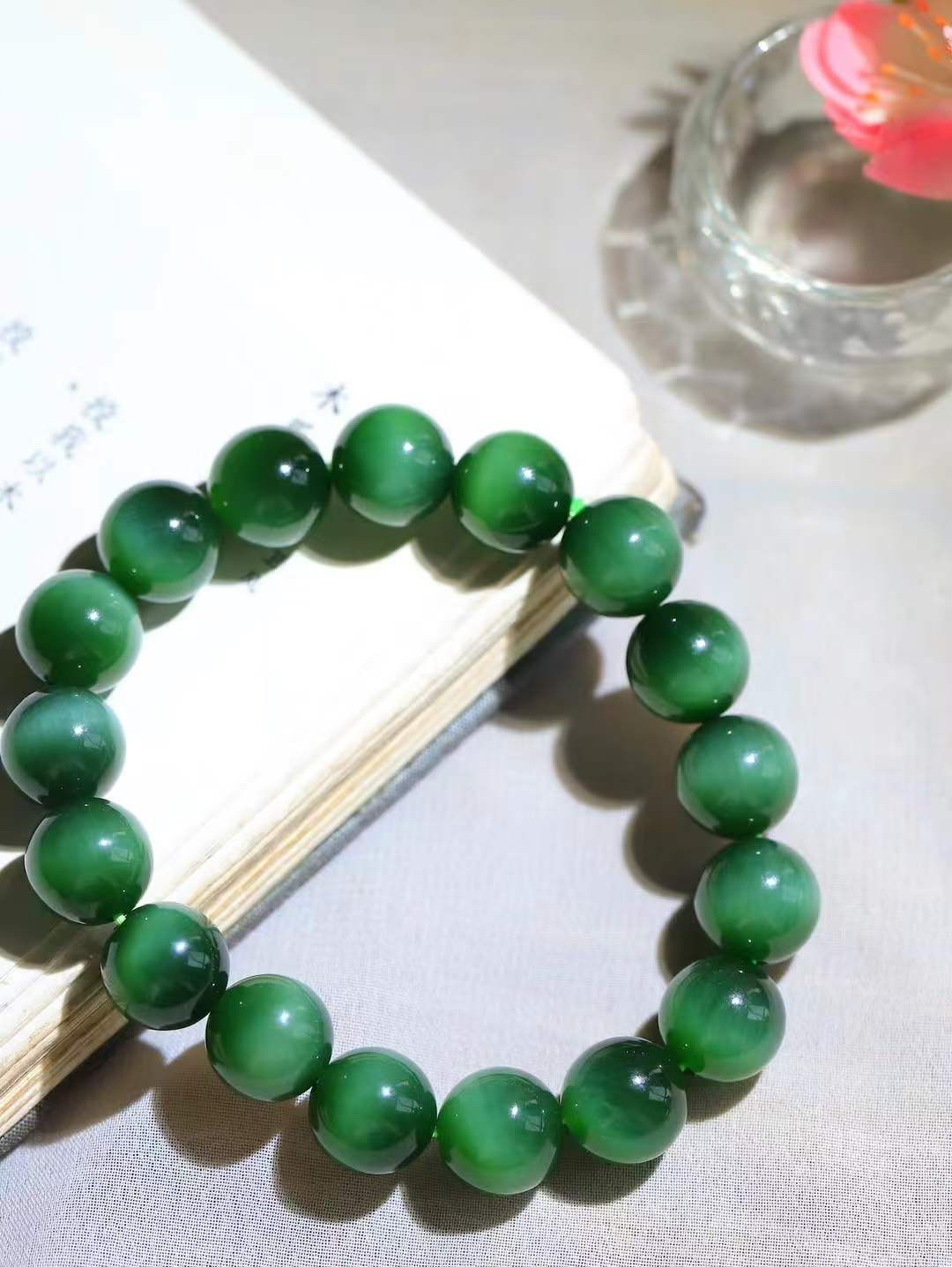 【珠圆玉润.手串】

收藏级臻品️和田玉碧玉猫眼珠圆玉润手串 玉质温润细腻  整串打磨圆润，佩戴舒适。珠珠落玉盘，间关莺语花底滑，一生美好时光，无论身在何处，都有它相伴相守。事事顺遂，幸福美满，吉祥如意。重46.2克 尺寸取一12mm FDT-16351213