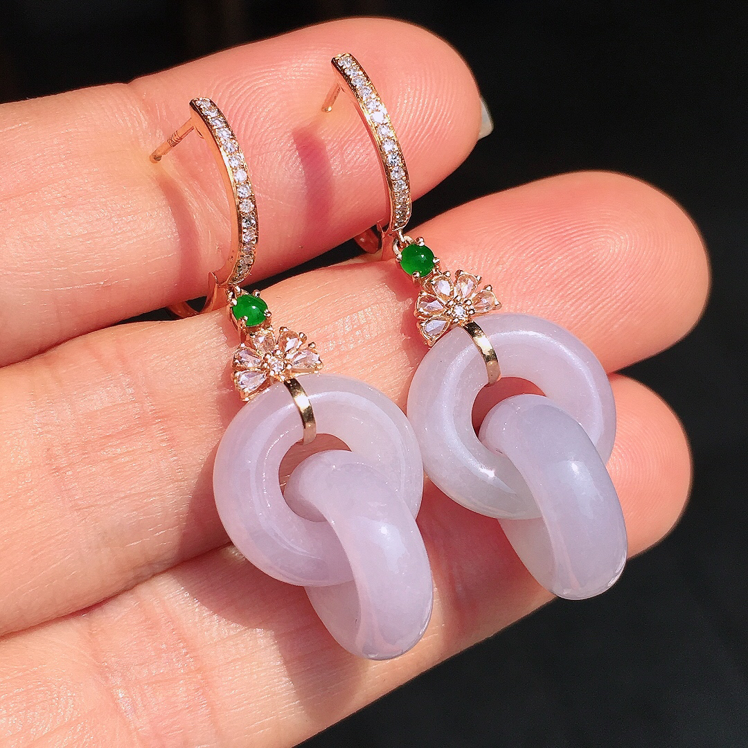 淡紫裸兰【环环相扣】耳坠，色泽均匀艳丽，玉质细腻，荧光感超
强，饱满圆润，尽显优雅气质，18k
金豪