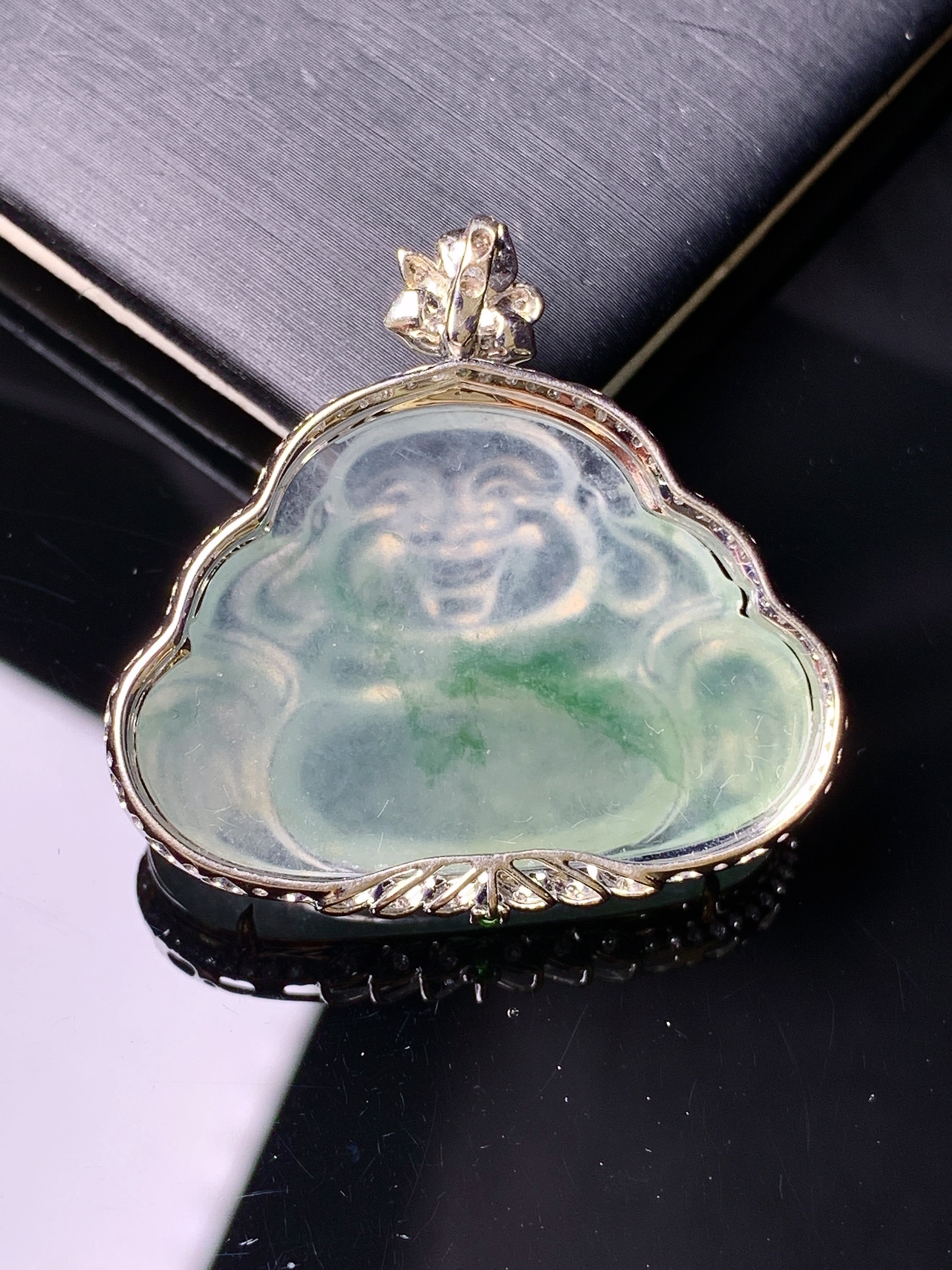 18k金钻镶嵌冰种飘绿佛公吊坠 玉质细腻 色泽艳丽 整体尺寸33*33.8*8.5yz