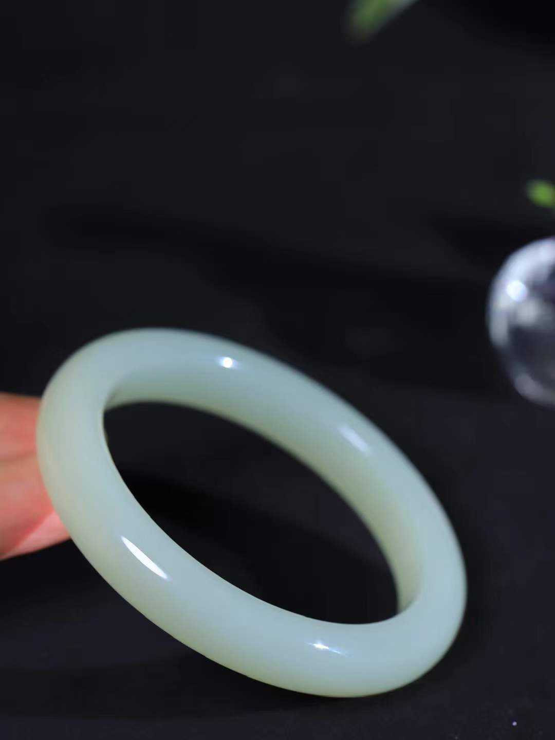 【晴水相伴.镯】

精品️和田玉晴水手镯，以其淡雅的晴水色调，成为腕间的一抹亮色。玉质细腻，触感温润，佩戴它，感受玉石的温度与自然的灵性，让每一天都充满诗意与美好。重63.2克  尺寸59.5-12.3-9.6mm   75162554AA