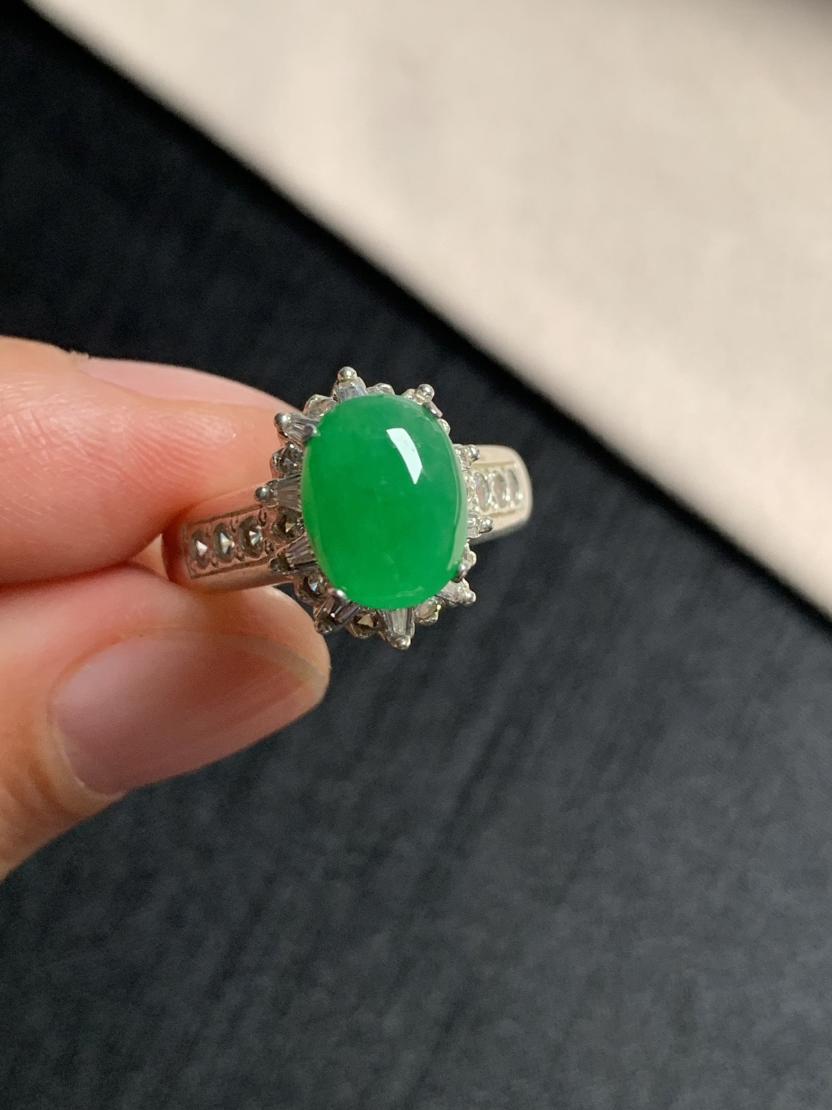 冰阳绿戒面
种好色好品相好，色泽艳丽纯正，质地细腻水灵