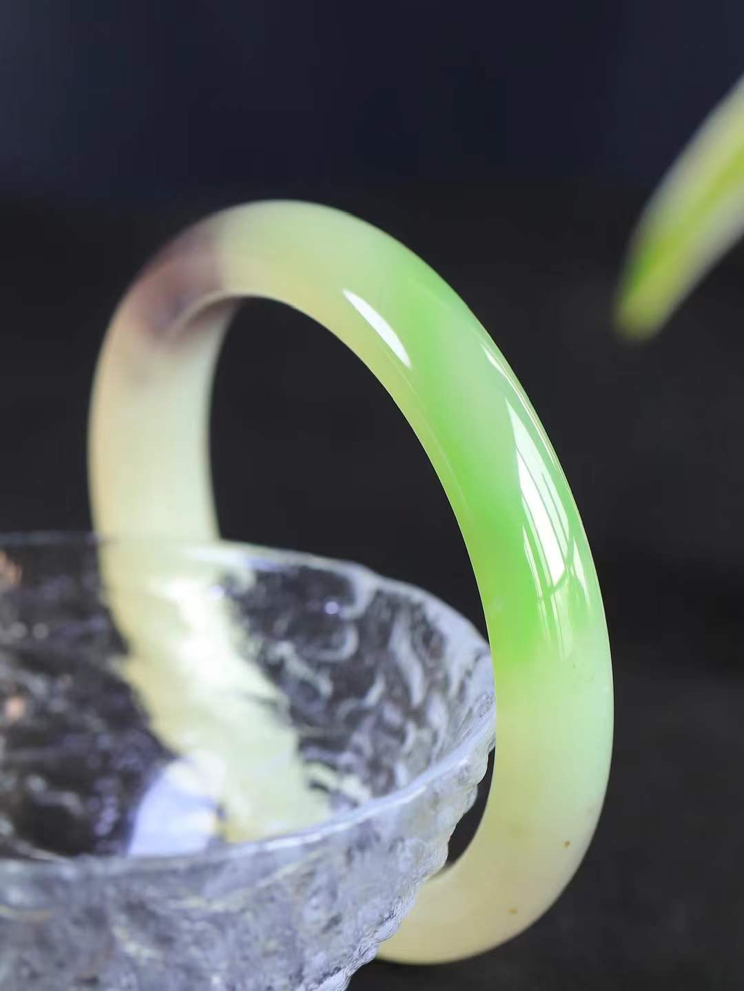 【情有独钟.手镯】

收藏级臻品和田玉三色手镯 玉质温润细腻 油性十足 手感舒适，高华雅逸，线条流畅，简约大气，美自天成，素雅高贵。佩戴于腕间，婉约之美，举手投足间透出那低调奢华。重55.2克 内径60mm 尺寸11.5-8.7mm   FDT-79351295