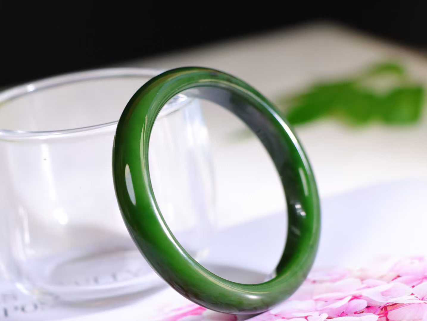 【腕间柔情】

和田玉碧玉菠菜绿手镯，俄料七号矿 红皮老料，玉质温润细腻 油性十足，色泽匀称，️款式精美时尚，佩戴美观惹眼，美自天成，婉约之美，举手投足间透出那份低调奢华。

重37.6克 圈口53.5mm尺寸53.5-11-7mm O18823207130