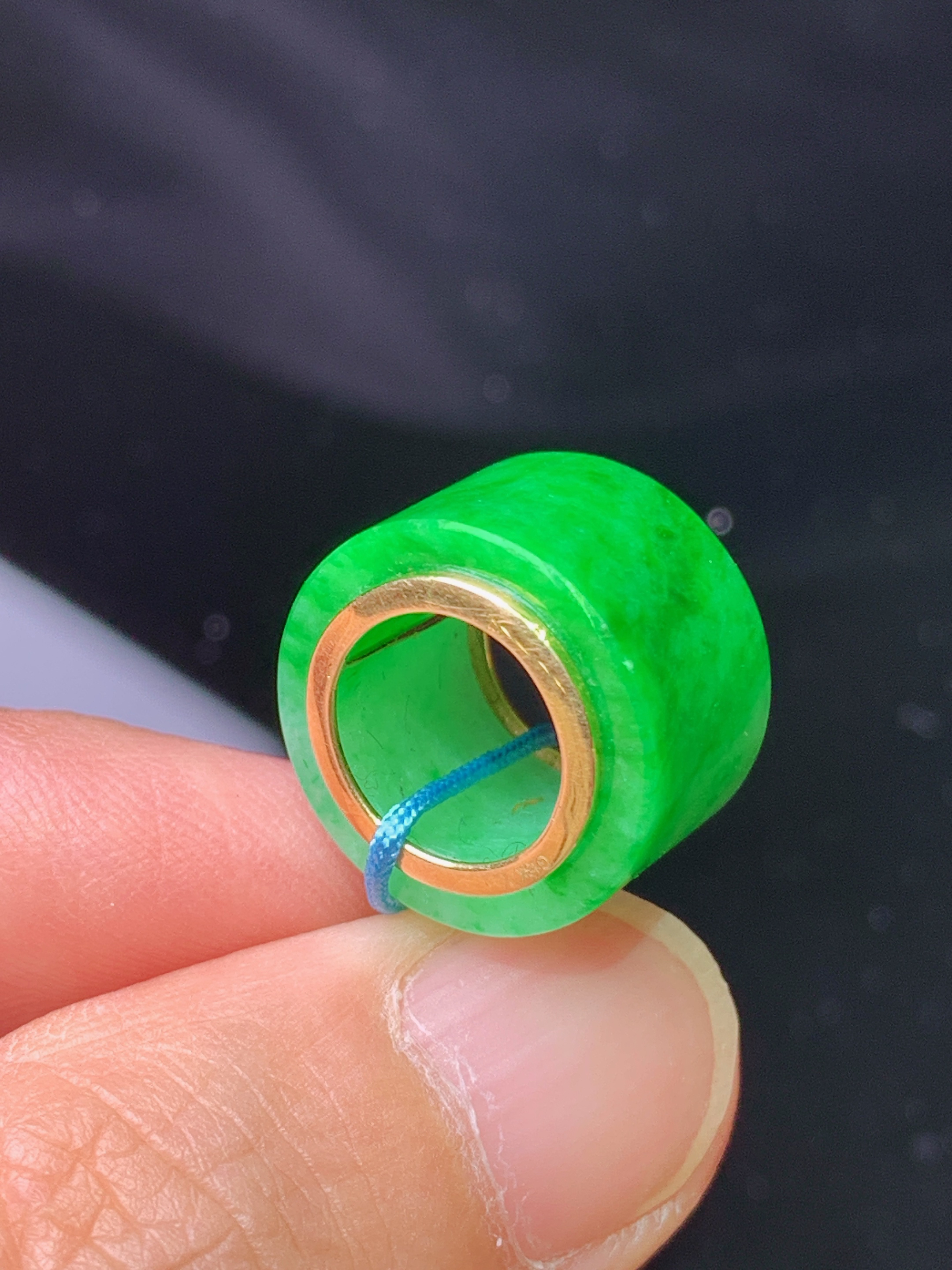 18k金镶嵌翠绿路路通吊坠 玉质细腻 色泽艳丽清新 水润亮眼 整体尺寸15*15*8.8b1